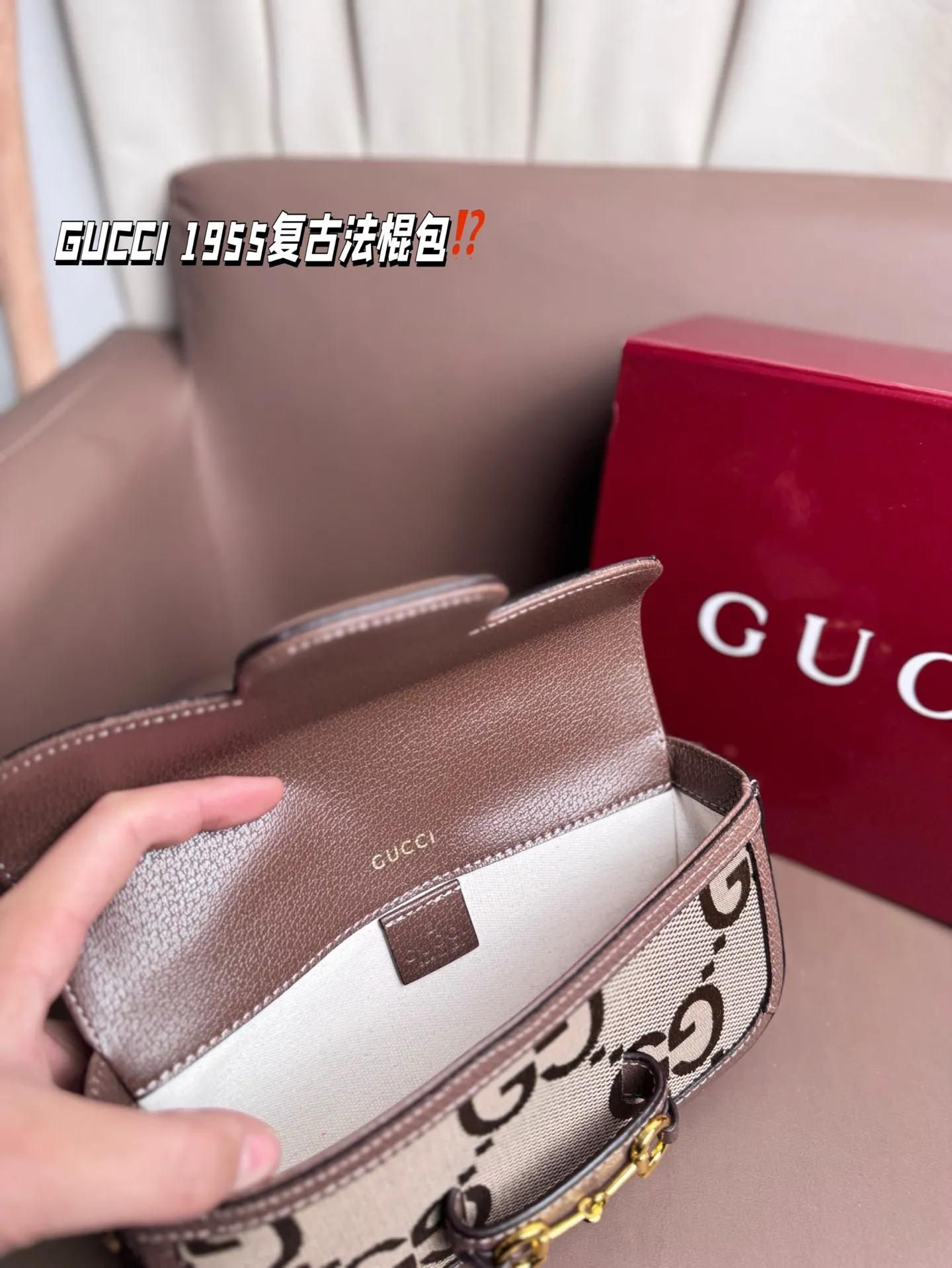 P190 GUCCI 1955复古法棍包。 GUCCI 1955家族又新填一位新成员在原有的经典马鞍包设计上等比例缩小定型包工艺显得更加小巧精致 配了一根超美的双Glogo金色链条尽显复古摩登之美 尺寸23*13