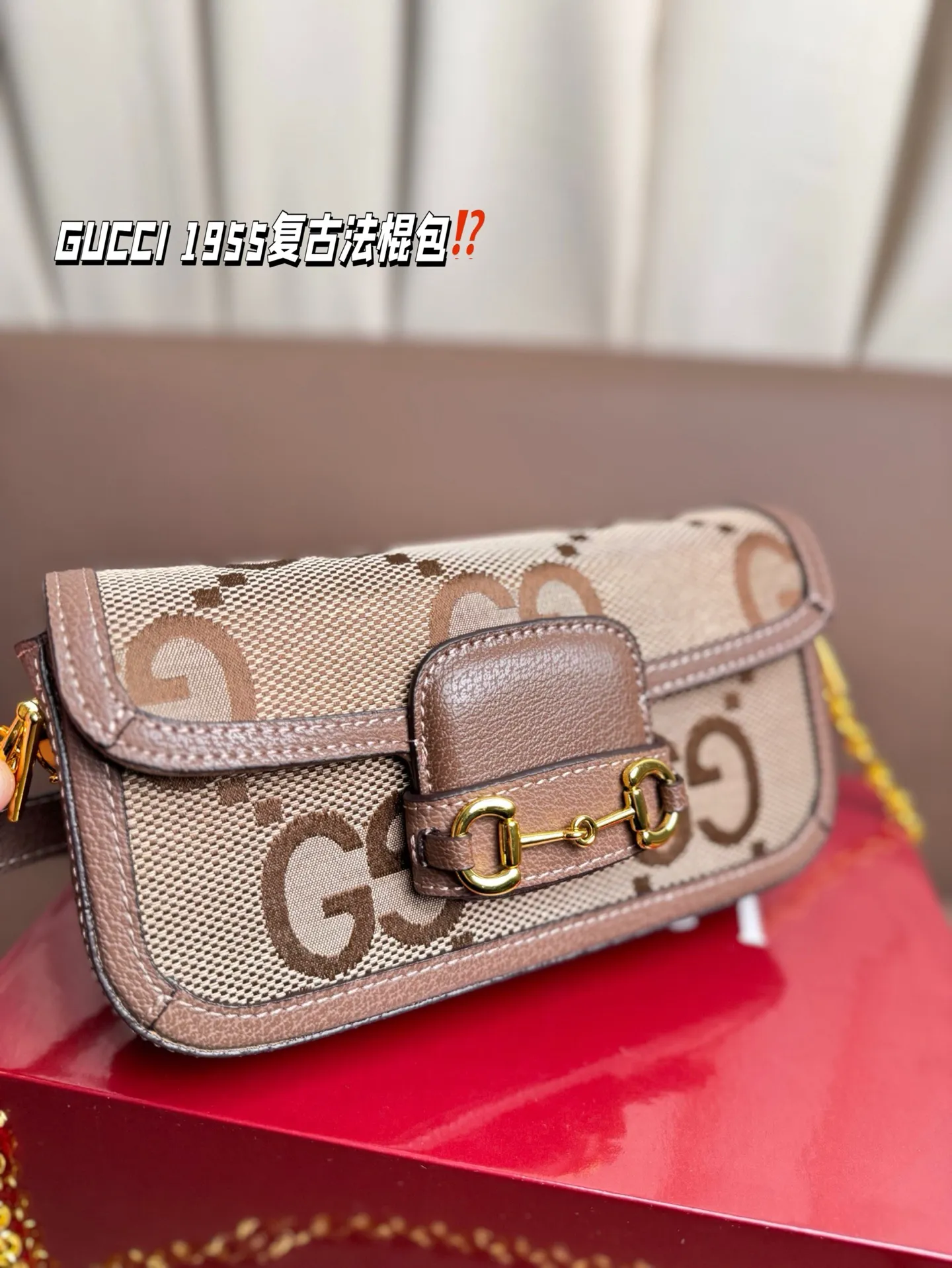 P190 GUCCI 1955复古法棍包。 GUCCI 1955家族又新填一位新成员在原有的经典马鞍包设计上等比例缩小定型包工艺显得更加小巧精致 配了一根超美的双Glogo金色链条尽显复古摩登之美 尺寸23*13