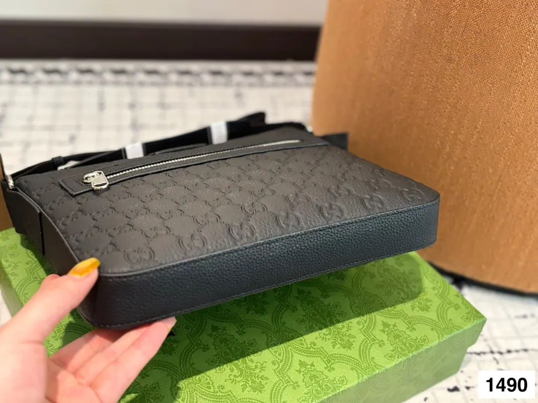 P165 配盒子 纯皮新款男士,很酷的LV男包来喽看起来十分时尚且年轻。斜挎也不显大当收纳空间真心不错,拿取东西时十分方便当肩带可以自由调节长度,任何身高都没问题 尺寸:23.16