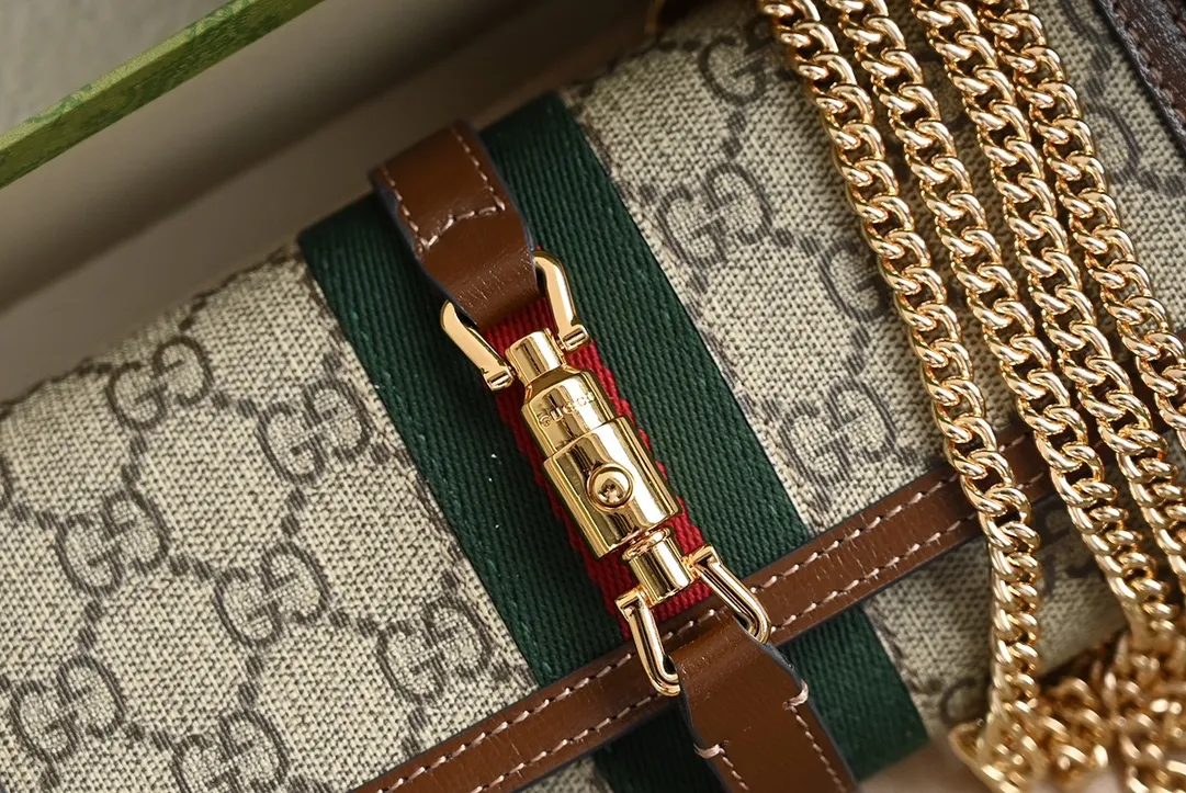 💰328包邮‼️ 😊 GG Jackie1961系列链条包 喜欢小链条包首选是 它可以当钱包,也可以当包包 能放12张卡➕完整的大钞,还可以放手机 钱包款加上链条,一个包钱得两个,划算! 五金扣和链条,包括它的拉链头和D字扣 全部都是用全钢五金⚠️ 原厂皮➕原厂对色牛仔料 别看它小小一个,伺候着它的都是高级货❗️ Size:19×10×3.5cm #652681m