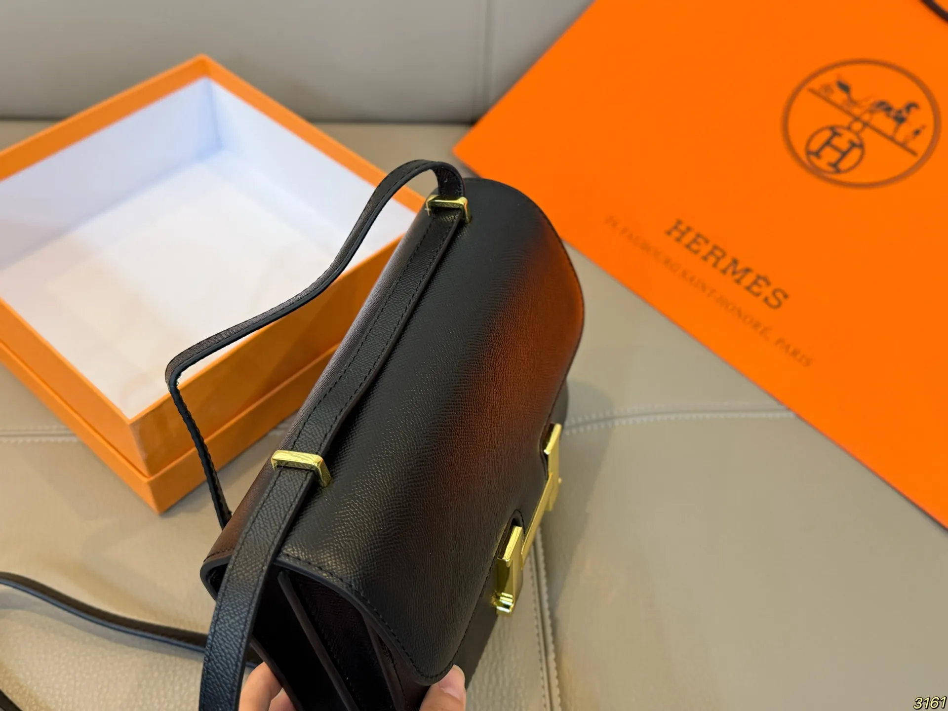 ¥135/¥125配盒 爱马仕Hermes 轻奢康康包性价比超高的经典搭配王 今天给大家推荐hello家的康康包,颜值超耐打,经典又百搭! 拍照出来也是满满的高级感,很容易凹造型~ 包包的容量也很nice,完全能满足日常的需求 尺寸24 16/19 14