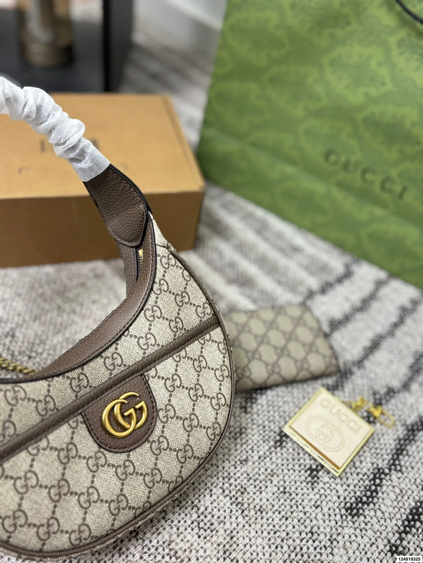 p155 酷奇腋下包GUCCI古驰.上新啦!新款Gucci古驰月牙包新款Gucci吉驰月牙包乌木色/上新啦!古驰的月牙包一整个美住! 尺寸24.13折叠盒