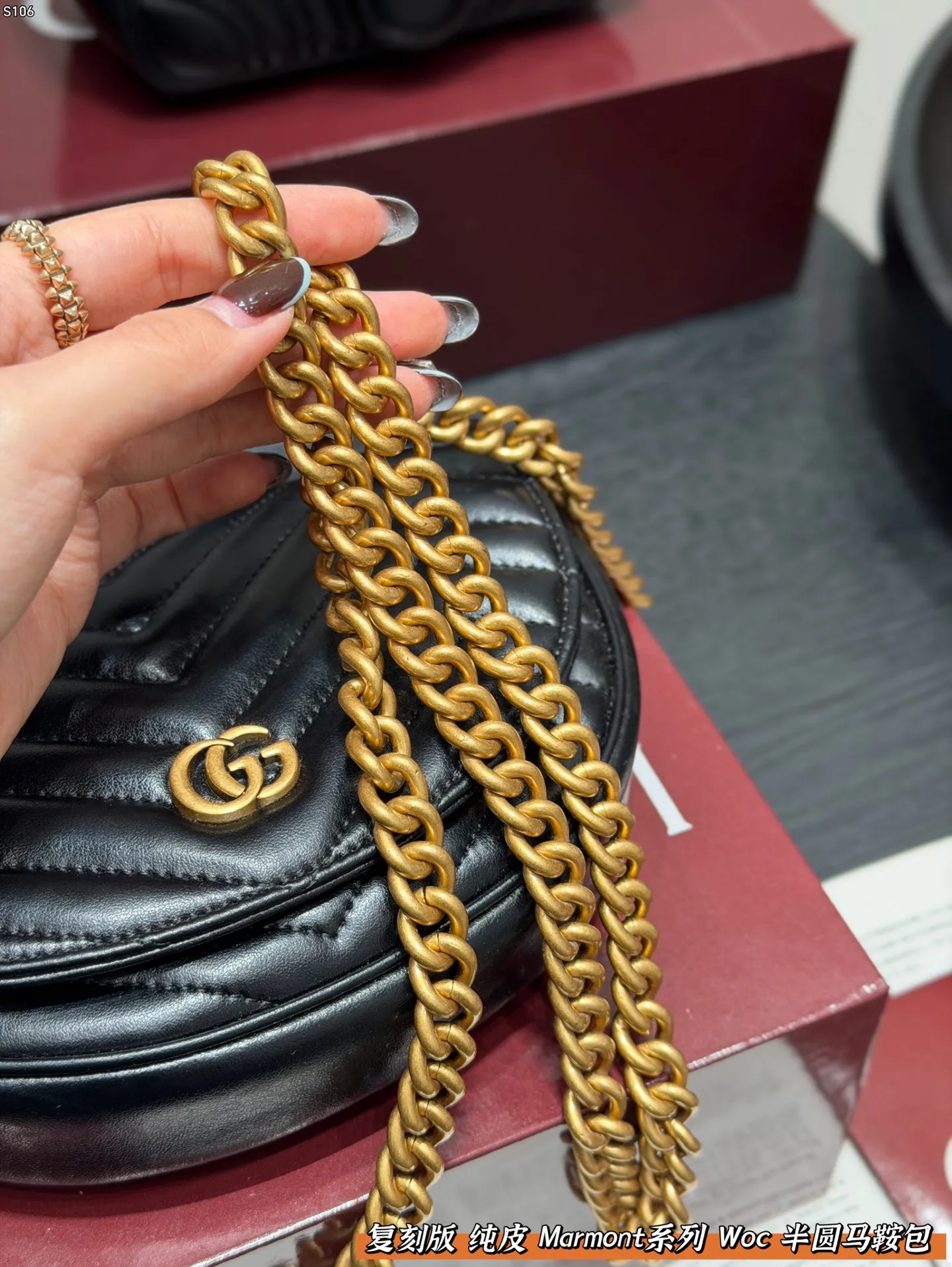 P145 全套礼盒包装🎁 复刻版 牛皮! 解锁隐藏款✅Gucci马蒙Marmont半圆马鞍包链条包 但他可以称得上平替马蒙22的一款 半圆马鞍包🐴造型在原有的四四方方的马蒙基础上进行了改变 上身后更可爱更精致了 并且容纳空间也非常完美 尺寸 20cm