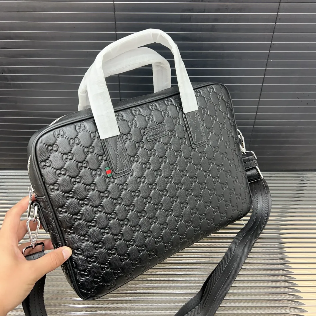 P290 Gucci 古奇 牛皮男包公文包 手提包 电脑包 采用精湛镶嵌细工 经典百搭 实物拍摄 原厂原版面料 28 x 38 cm。