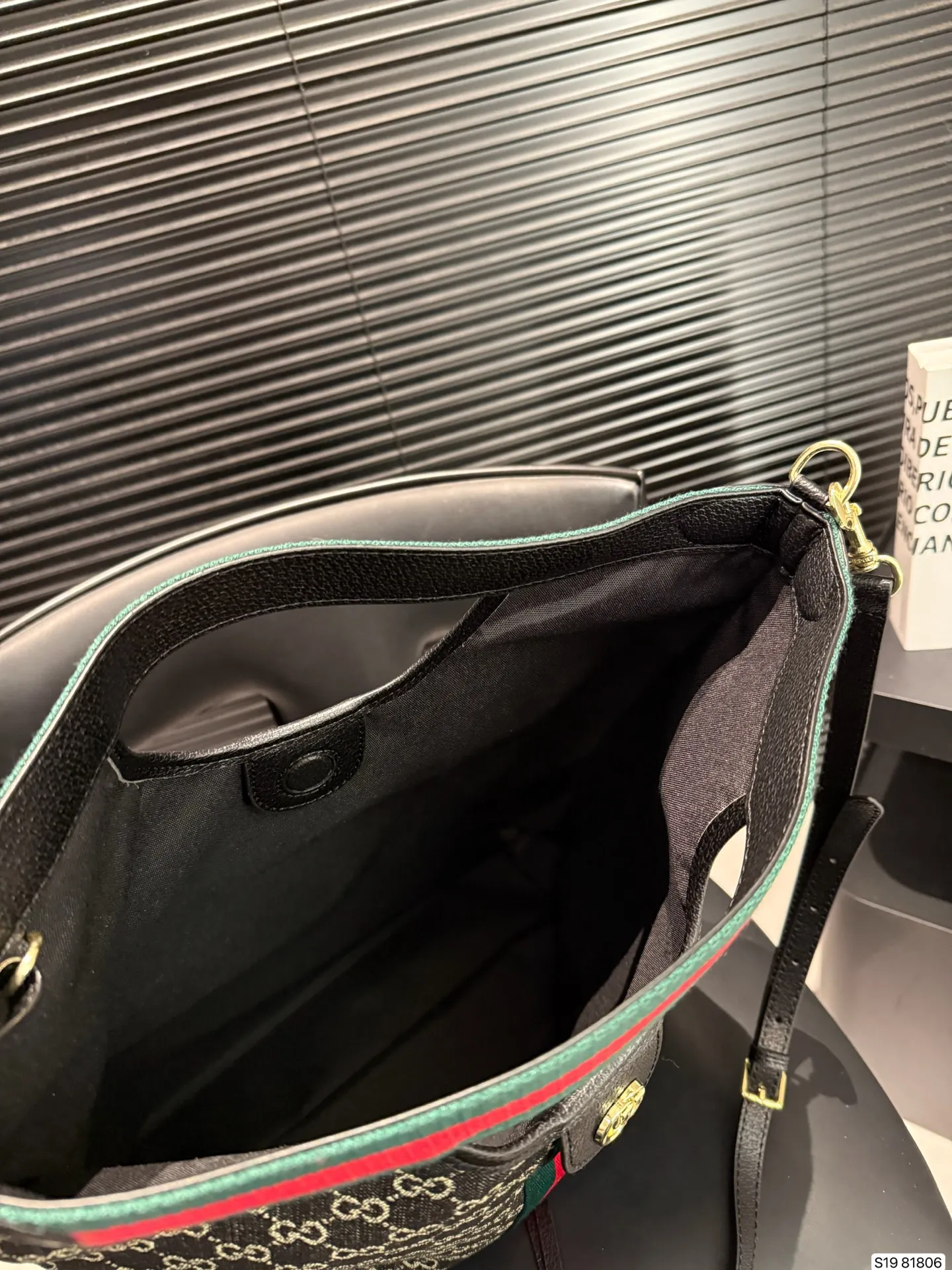 P145 酷奇 闭眼都能入手的包包| 托特包 可手提可单肩 真的是闭着眼都能冲的款式！ 尺寸：30 39 货号81806