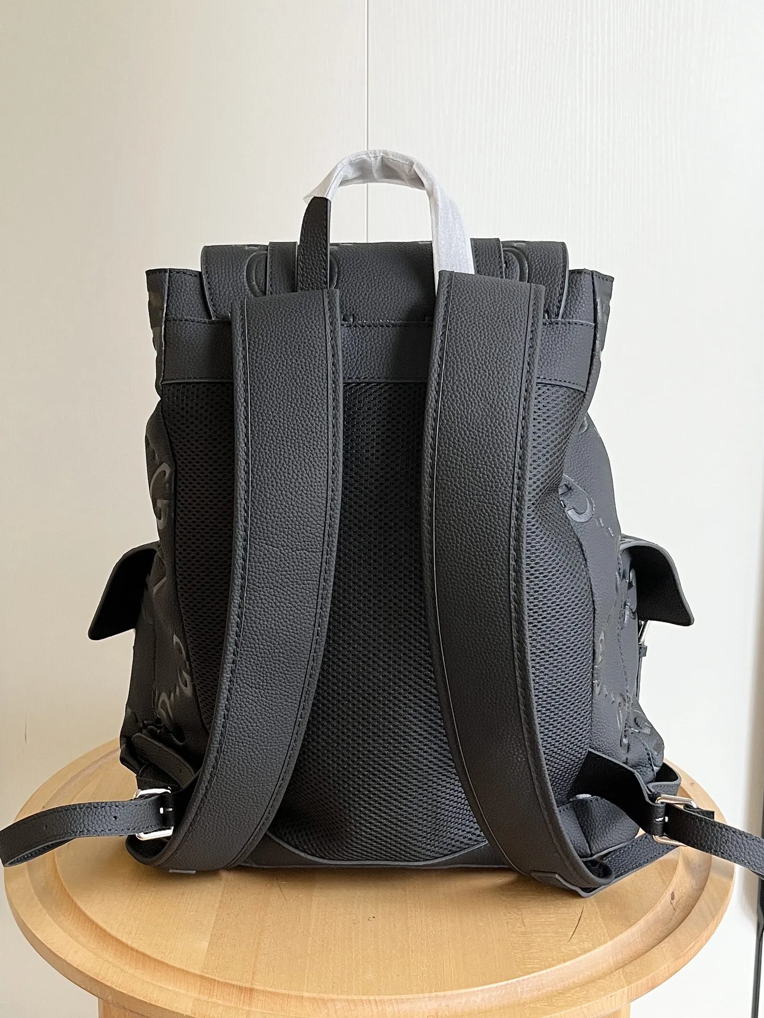 实拍#💰280 款号:625770 34x41x12cm:34x41x12cm 以其柔软和稍微有光泽的完成而闻名,gg 皮革在今年秋季前的系列中运用了纹理,在黑色穿孔皮革基座上压花了房子的徽章。 这款背包有多个外部和内部口袋,包括一个带衬垫的笔记本电脑包和智能手机套。 功能性的带扣关闭器有额外的磁扣,可以方便地打开。