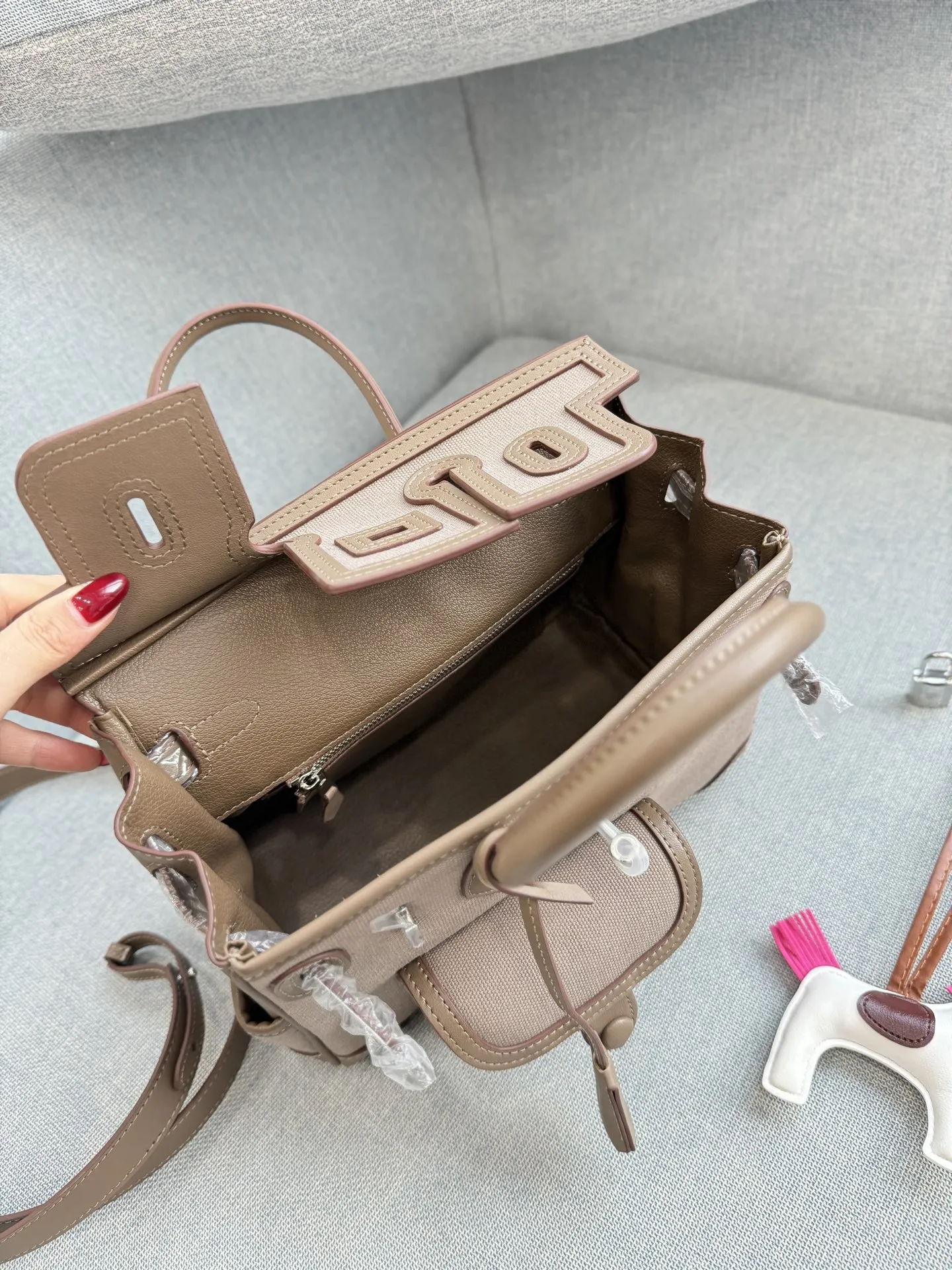 头层牛皮大💰315 头层牛皮小💰305 size:30×21/25×20 HERMES爱马仕 Birkin 帆布拼皮 铂金包手提包 拼接设计很特别 容量也够大,日常用很方便 背上就是温柔又利落的风格 包包风格休闲工装,日常穿搭都能hold住👍🏼 Cargo是真好用!!! 张惠妹爱不离手的Cargo