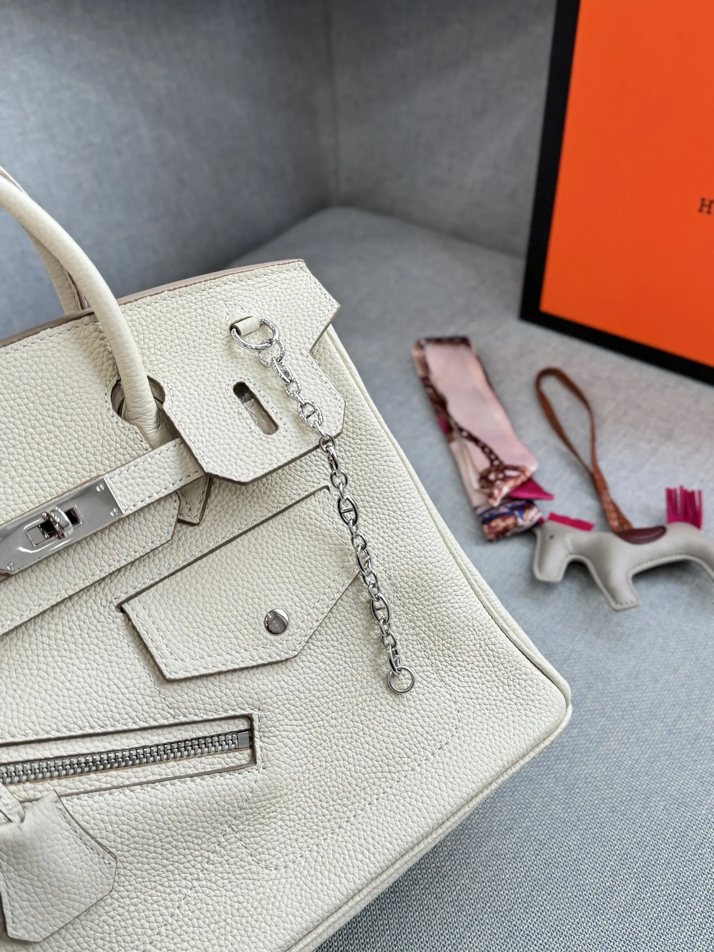 头层牛皮大💰285 头层牛皮小💰265 size：30&times;21.5/25&times;19 HERMES爱马仕 Birkin 机车摇滚风 铂金包手提包 荔枝纹 复古灵魂！口袋拉链牛皮铂金包超迷人 被我挖到宝了！这款中古款口袋拉链头层牛皮铂金包，满满的岁月韵味。 头层牛皮柔软又耐磨，纹理尽显质感。独特口袋拉链设计，方便实用还增添设计感。 背上它，瞬间变身复古女郎，日常通勤、约会出街，轻松成为焦点，简直是提升气质的神器。