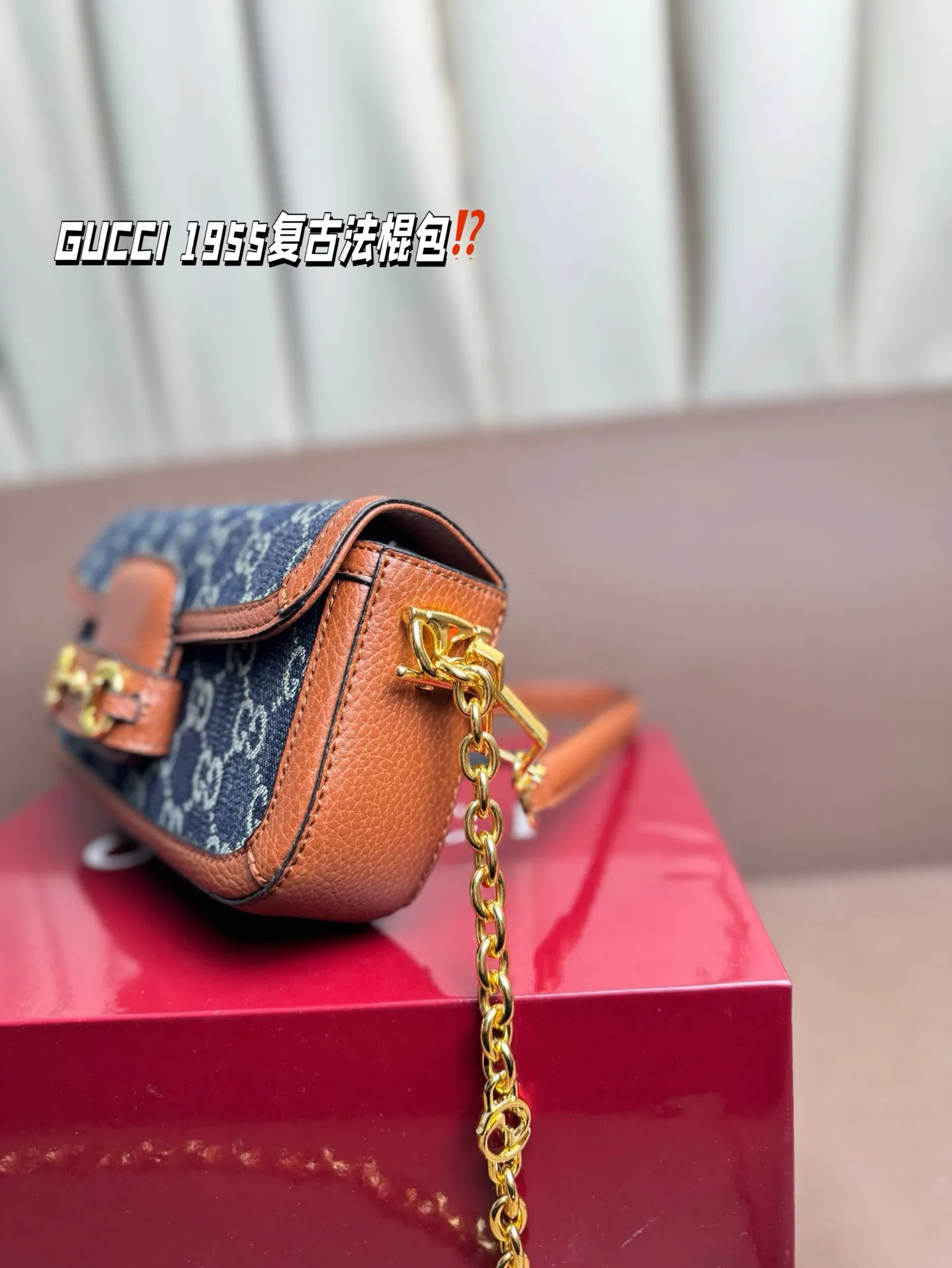 P190 GUCCI 1955复古法棍包。 GUCCI 1955家族又新填一位新成员在原有的经典马鞍包设计上等比例缩小定型包工艺显得更加小巧精致 配了一根超美的双Glogo金色链条尽显复古摩登之美 尺寸23*13