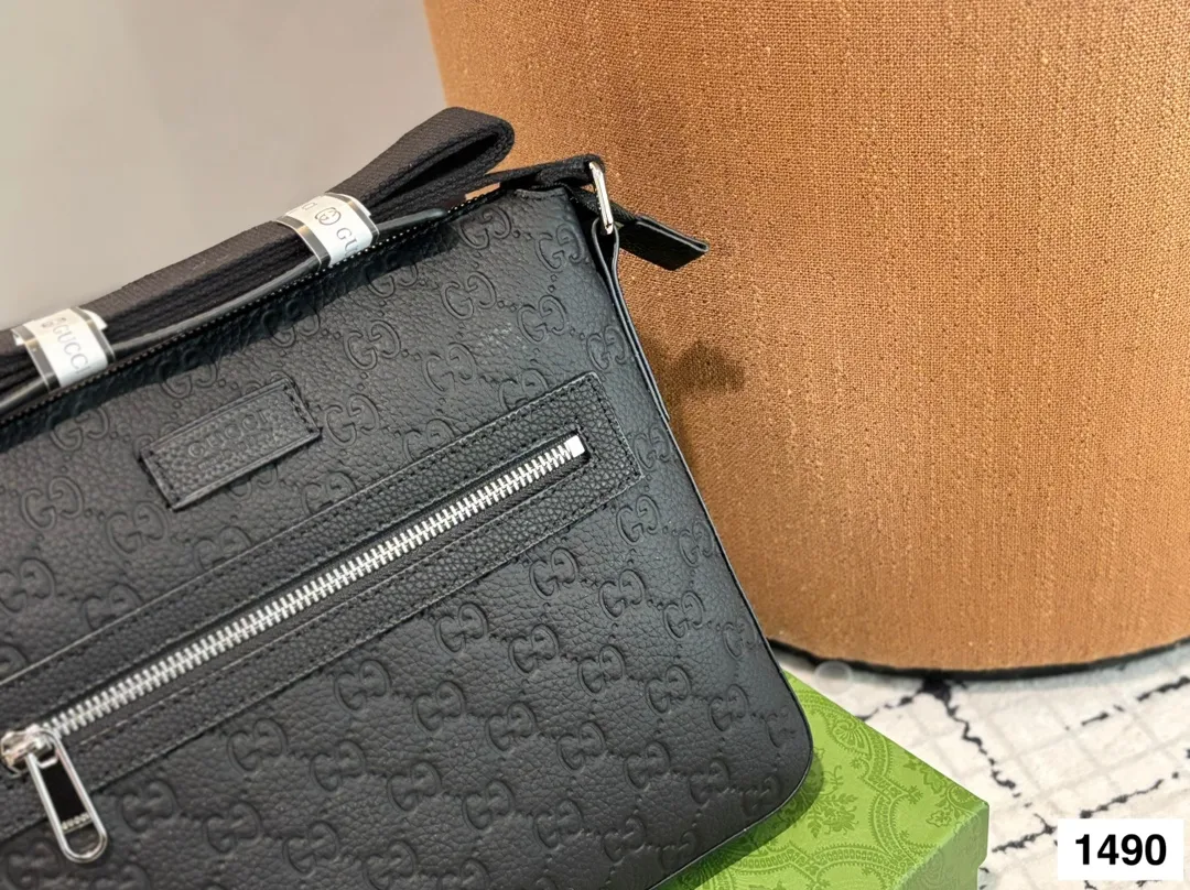 P165 配盒子 纯皮新款男士,很酷的LV男包来喽看起来十分时尚且年轻。斜挎也不显大当收纳空间真心不错,拿取东西时十分方便当肩带可以自由调节长度,任何身高都没问题 尺寸:23.16