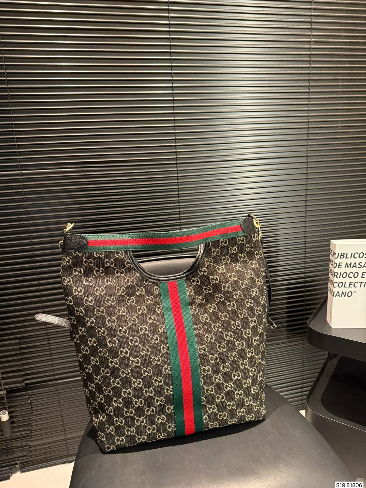 P145 酷奇 闭眼都能入手的包包| 托特包 可手提可单肩 真的是闭着眼都能冲的款式! 尺寸:30 39 货号81806