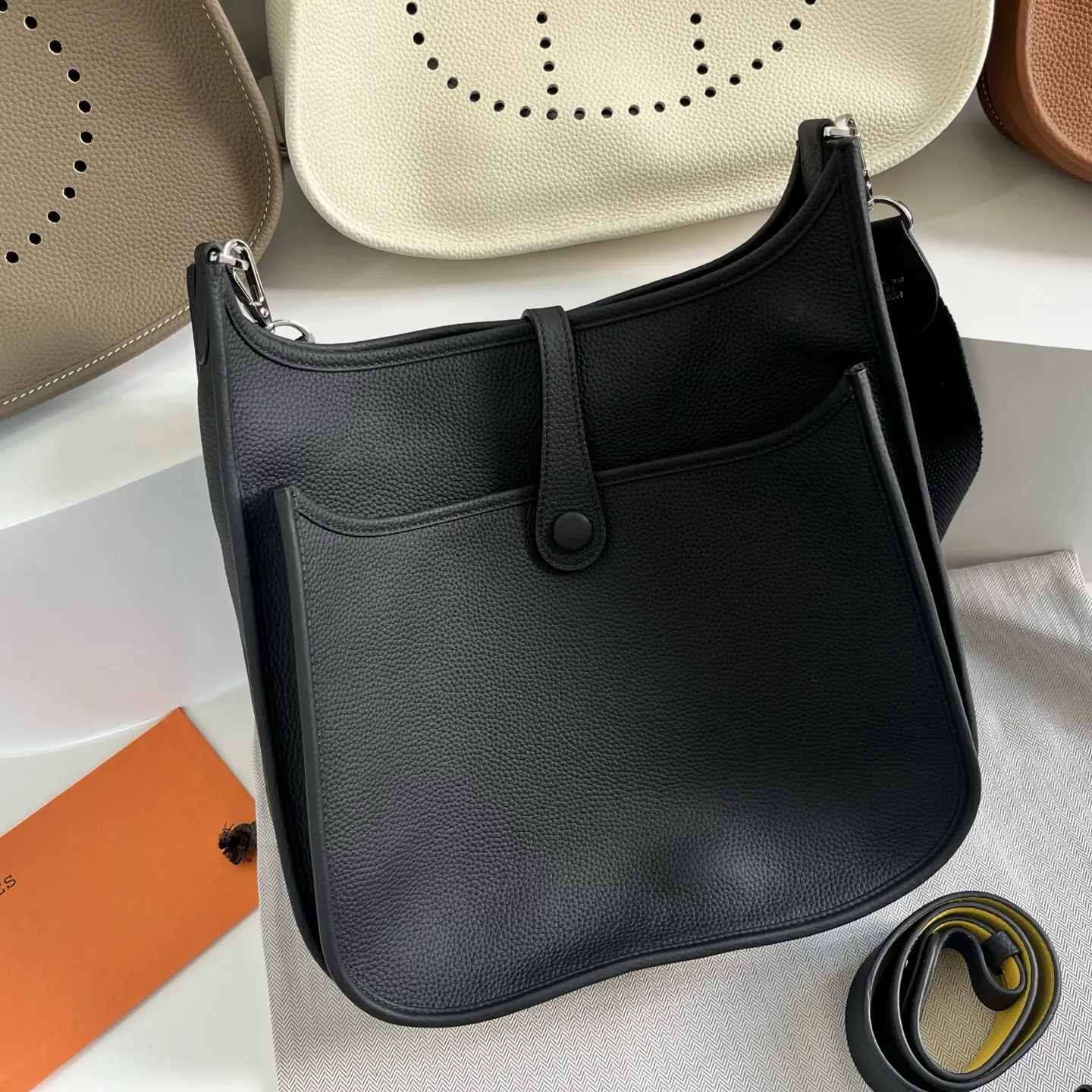 定制版29厘米💰258包邮‼️礼盒➕20 伊芙琳29cm慵懒的刚刚好! 都说这个包冷门,但实物真的越耐看 ,这款更休闲更飒,百搭随性,简约大气的慵懒感一下子拿捏住了!实用主义者必备大包!容量太nice啦👍 贴心的宽肩带可以减轻重量,放松肩膀~ 多种背法,男女都可驾驭! 更加适合高个子宝宝哦~随意一挎就能出门 尺寸:29×30×8cm