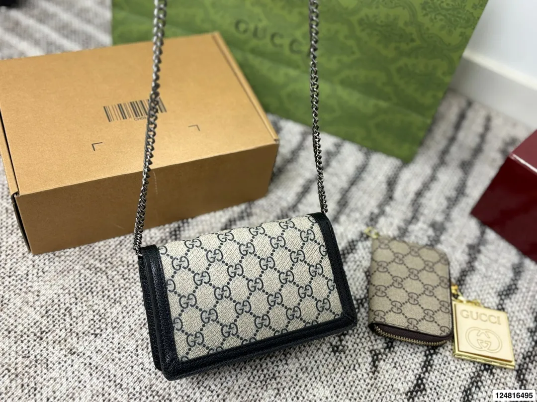 p165 配折叠礼盒 Gucci 新配色 燕麦色 Nano 酒神 新品 Zp售价&yen;27,400 如果包包只能选一个你们就买这个迷你酒神就可以了 我给你们种草图 看看他有多a多飒 女孩的本命包 复古系列更让年轻女孩们心动💓 装不了东西没关系 好看就行了！！ 尺寸：17*10