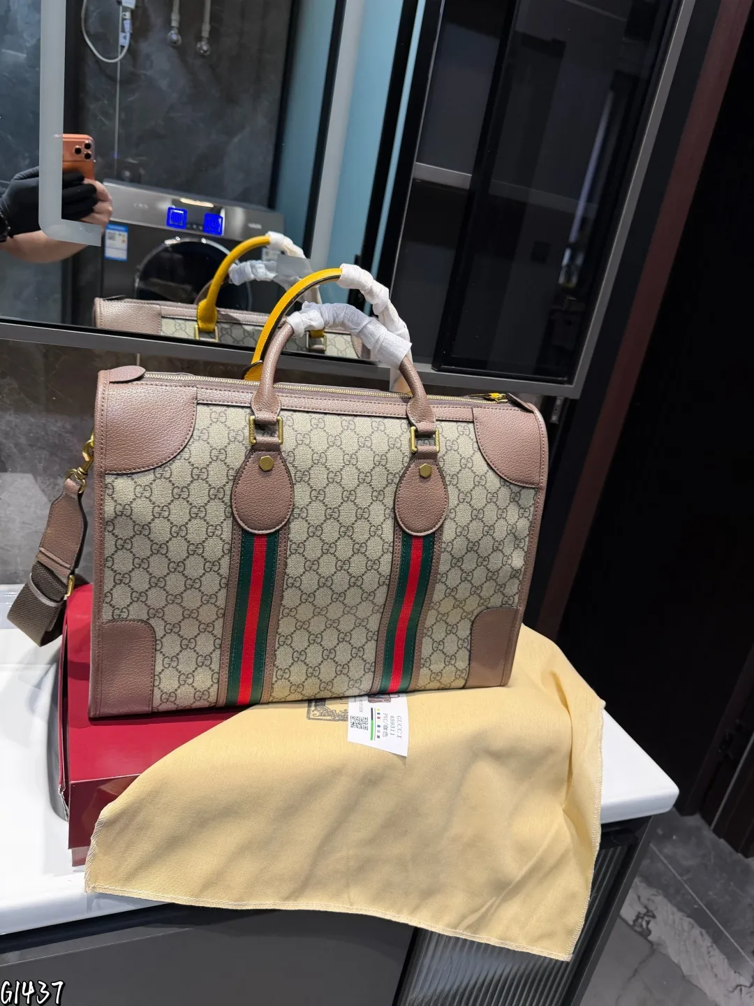 ❤️p165❤️ 这款旅行包采用更大尺寸焕新诠释,为《Exquisite Gucci》系列旅行精选增添别样魅力。条纹织带和双G配件装饰以品牌典藏元素突显整体廓形