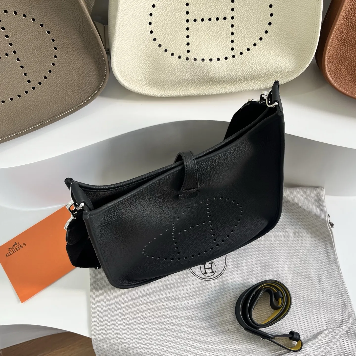 定制版29厘米💰258包邮‼️礼盒➕20 伊芙琳29cm慵懒的刚刚好! 都说这个包冷门,但实物真的越耐看 ,这款更休闲更飒,百搭随性,简约大气的慵懒感一下子拿捏住了!实用主义者必备大包!容量太nice啦👍 贴心的宽肩带可以减轻重量,放松肩膀~ 多种背法,男女都可驾驭! 更加适合高个子宝宝哦~随意一挎就能出门 尺寸:29×30×8cm