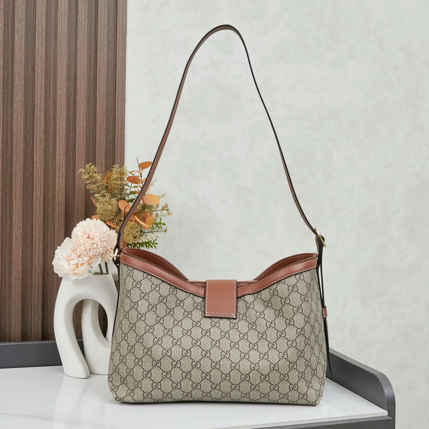 🌟新款上新💰208包邮❗ 🔥2025春夏系列精彩呈献手袋新作！Padlock系列推出多款背携方式多样的时尚包款，为2025早秋系列增色添彩。这款肩背包设有一个带拉链袋的中间隔层，配以织带衬里，让人不禁联想起品牌标志性图案。独家专业十年打造专柜顶级品质👏👏 型号🌟839021棕色 尺寸🌟宽29x高23.5x测宽15.5cm