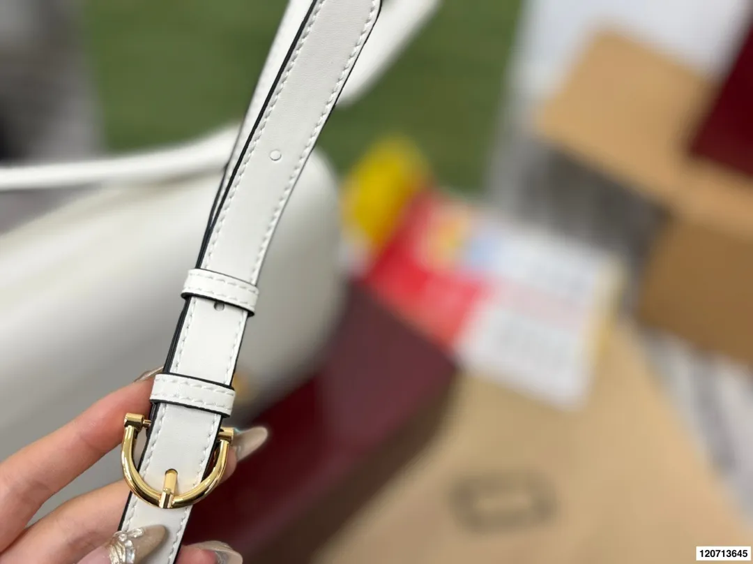 p185 礼盒包装 Gucci Siena系列背包延续了Gucci经典马衔扣这一标志性元素的演变。这款肩背包选用精细光面皮革匠心打造,挺括造型融蕴源自20世纪70年代的半马衔扣搭扣设计细节。搭配金色调配件,内部衬里设有三层接档与一个拉链口袋。 尺寸22.17