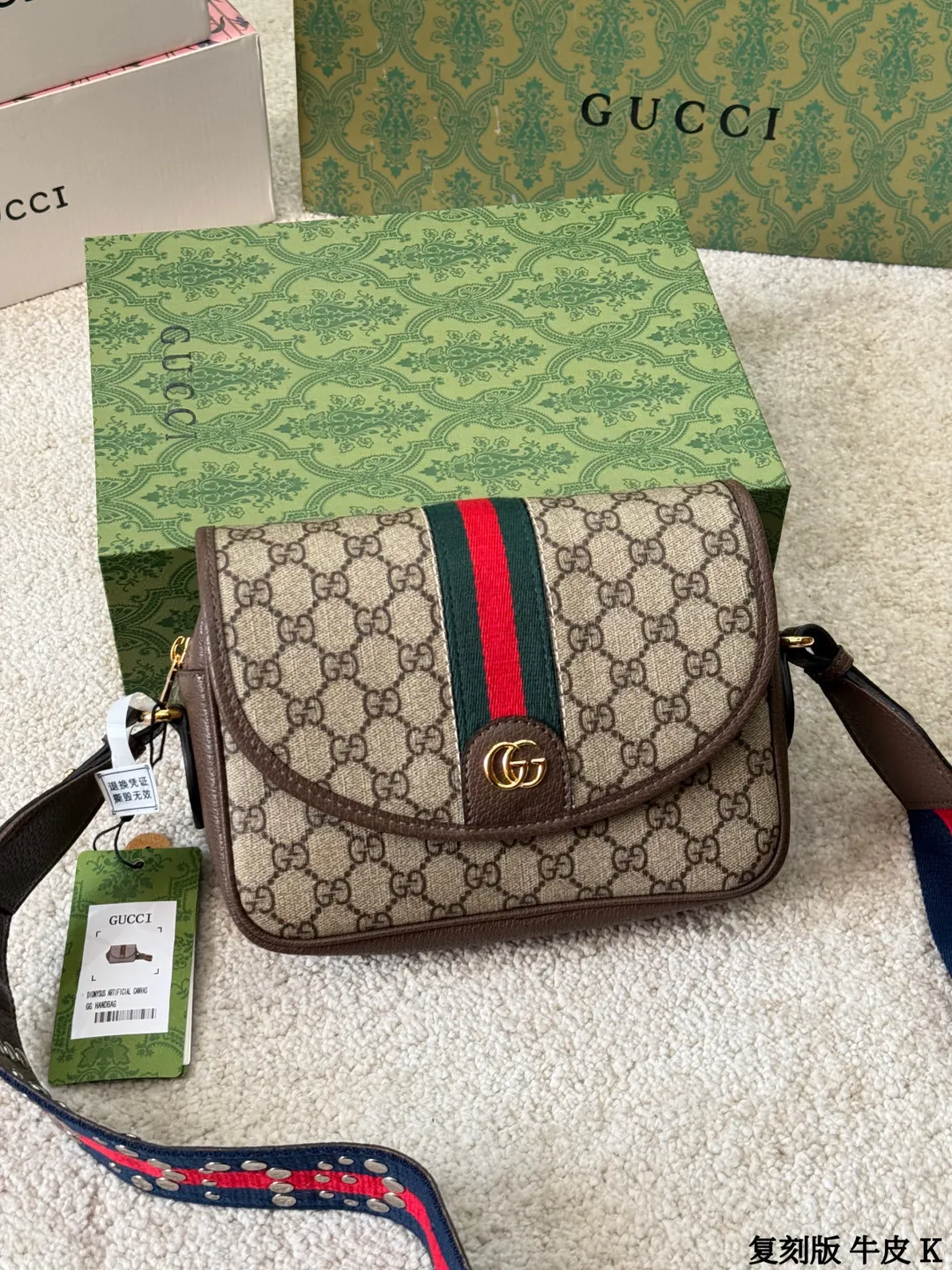 复刻版 牛皮 p195 Gucci GG Supreme帆布单肩包 sGucci GG Supreme帆布单肩包,经典双G老花帆布+棕色皮革饰边,复古又时髦艹。肩带是红绿蓝织带,点缀金属铆钉,超有个性!尺寸适中,通勤休闲都OK,拉链开合更安全。GG Supreme帆布耐磨防水,百搭不挑衣服,时尚实用两不误~ 尺寸 22 15cm