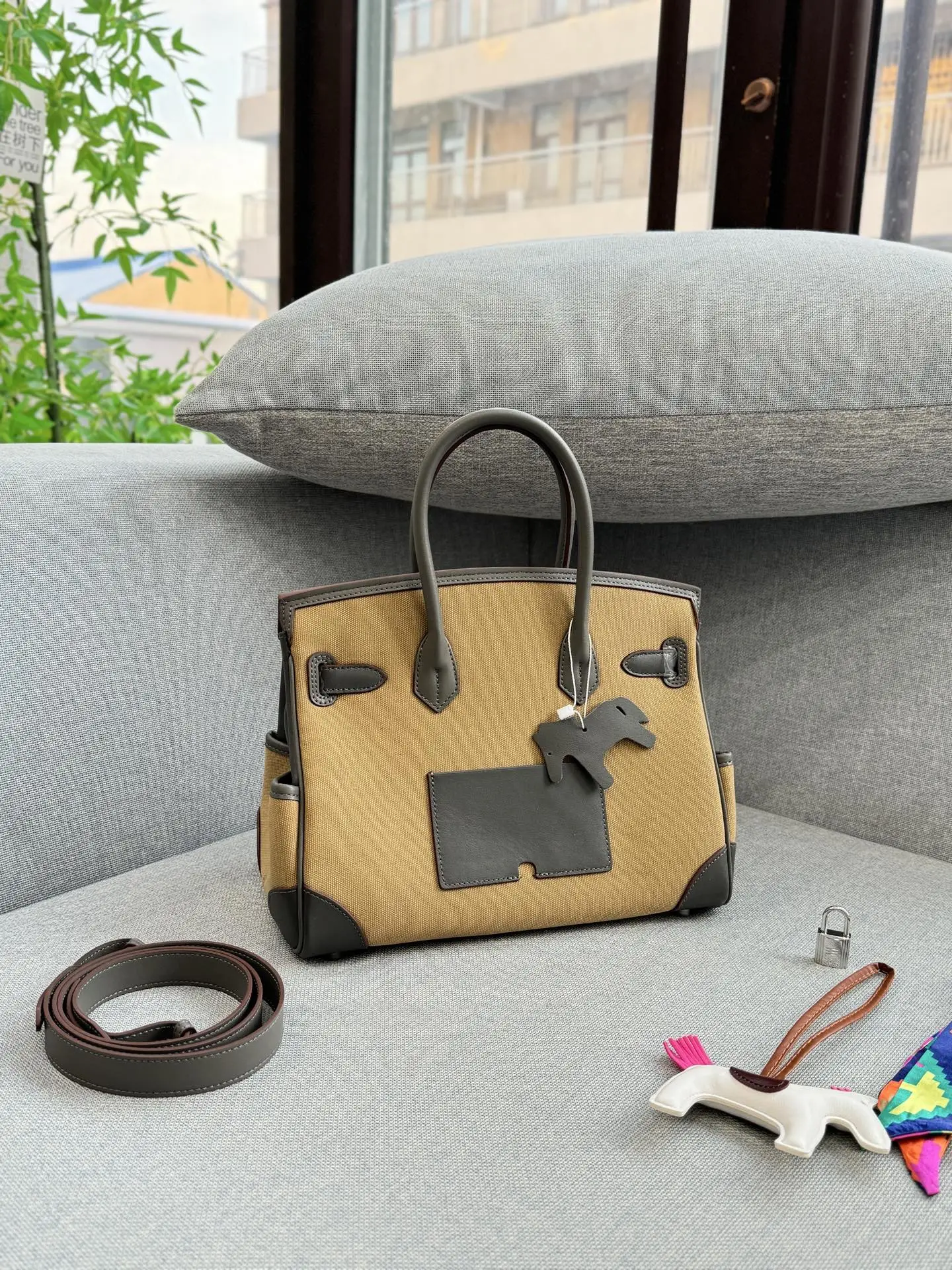 头层牛皮大💰315 头层牛皮小💰305 size：30&times;21/25&times;20 HERMES爱马仕 Birkin 帆布拼皮 铂金包手提包 拼接设计很特别 容量也够大，日常用很方便 背上就是温柔又利落的风格 包包风格休闲工装，日常穿搭都能hold住👍🏼 Cargo是真好用！！！ 张惠妹爱不离手的Cargo