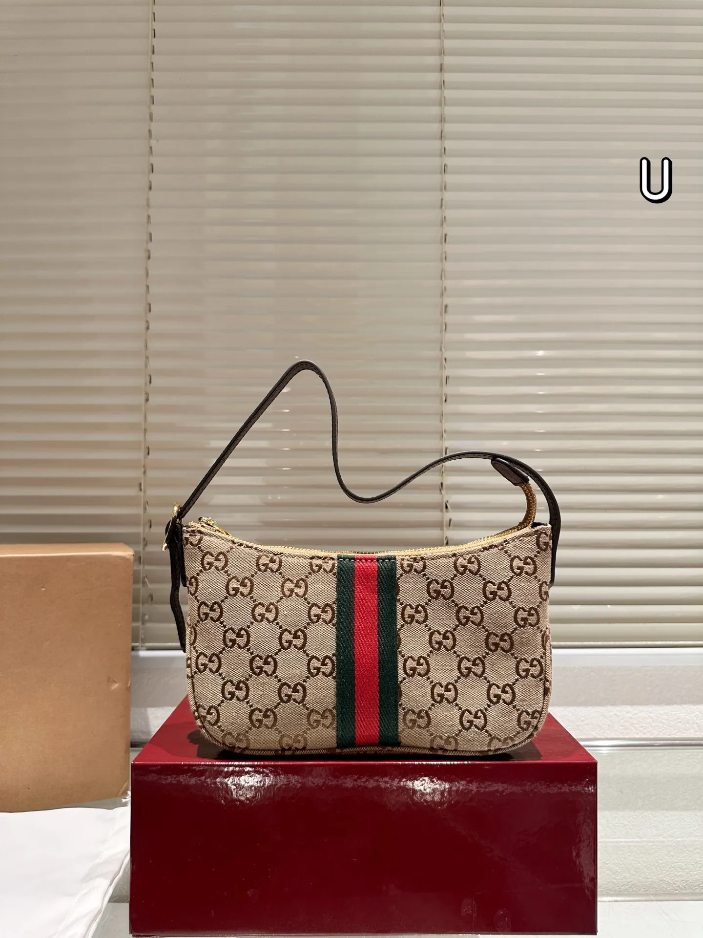 复刻版 P145 Gucci Demna系列迷你单肩包 👜Gucci 迷你单肩包,深棕帆布+双G织带,红绿条纹超有辨识度!复古优雅,迷你尺寸轻便出行,手机钥匙都能装下✨。肩带可调节,单肩斜挎都OK,百搭又实用。灵感来自罗马经典建筑,细节精致,日常通勤或休闲都能轻松驾驭,是Gucci热门入门款,复古控必入!💼 尺寸23.14