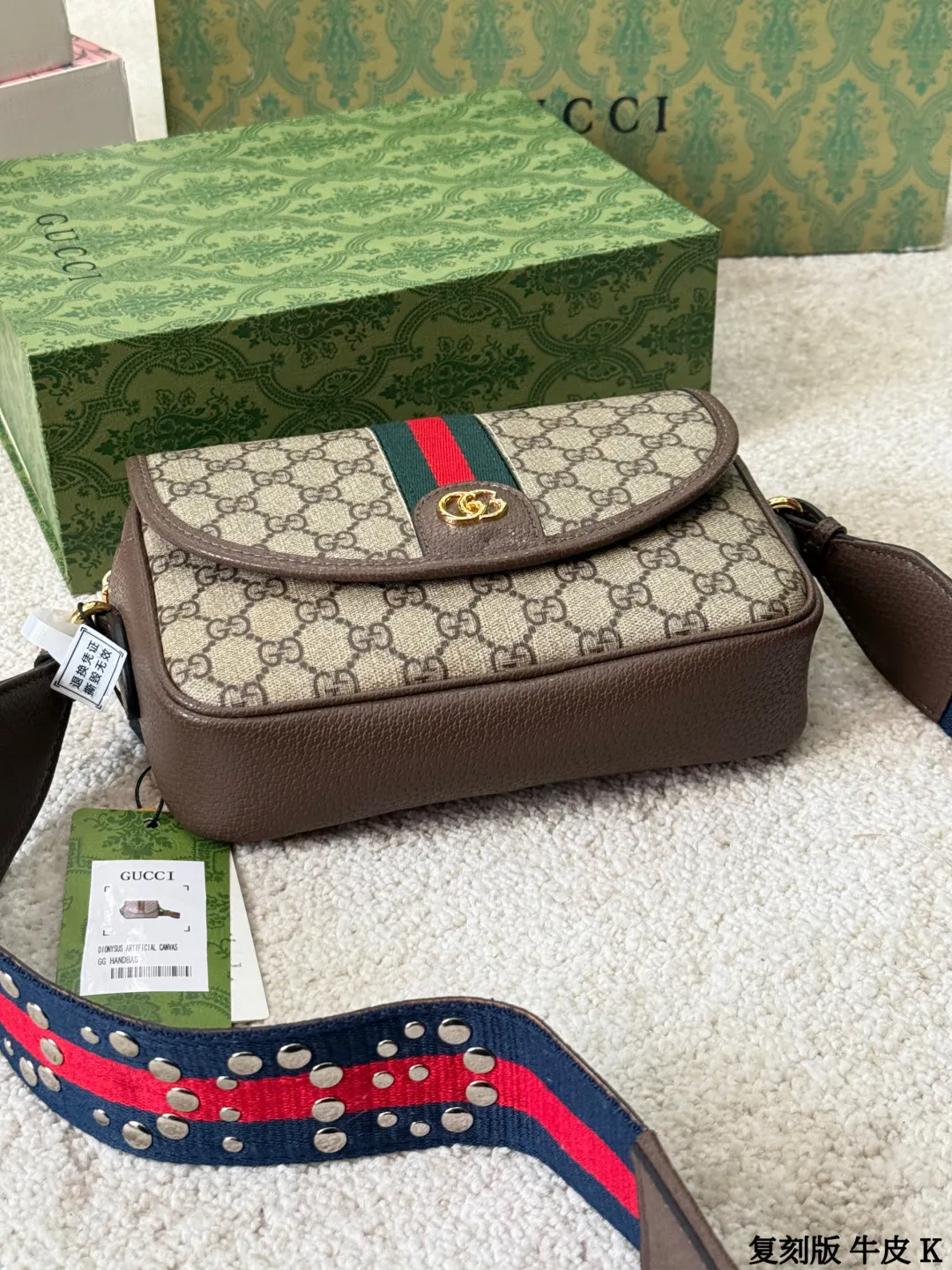 复刻版 牛皮 p195 Gucci GG Supreme帆布单肩包 sGucci GG Supreme帆布单肩包，经典双G老花帆布+棕色皮革饰边，复古又时髦艹。肩带是红绿蓝织带，点缀金属铆钉，超有个性！尺寸适中，通勤休闲都OK，拉链开合更安全。GG Supreme帆布耐磨防水，百搭不挑衣服，时尚实用两不误~ 尺寸 22 15cm