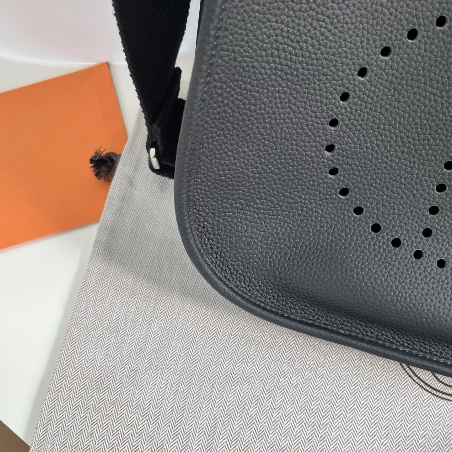 定制版29厘米💰258包邮‼️礼盒➕20 伊芙琳29cm慵懒的刚刚好! 都说这个包冷门,但实物真的越耐看 ,这款更休闲更飒,百搭随性,简约大气的慵懒感一下子拿捏住了!实用主义者必备大包!容量太nice啦👍 贴心的宽肩带可以减轻重量,放松肩膀~ 多种背法,男女都可驾驭! 更加适合高个子宝宝哦~随意一挎就能出门 尺寸:29×30×8cm