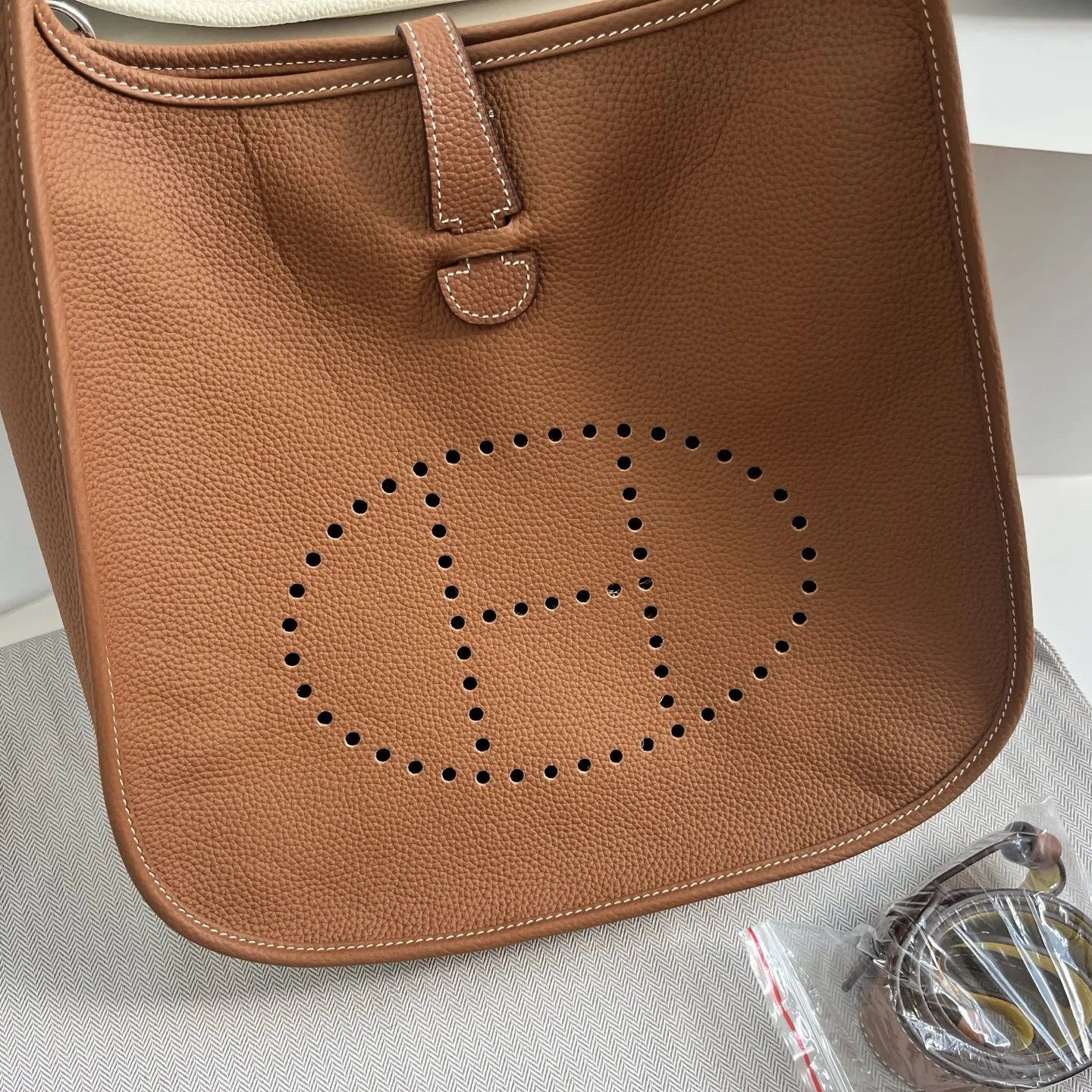 定制版29厘米💰258包邮‼️礼盒➕20 伊芙琳29cm慵懒的刚刚好! 都说这个包冷门,但实物真的越耐看 ,这款更休闲更飒,百搭随性,简约大气的慵懒感一下子拿捏住了!实用主义者必备大包!容量太nice啦👍 贴心的宽肩带可以减轻重量,放松肩膀~ 多种背法,男女都可驾驭! 更加适合高个子宝宝哦~随意一挎就能出门 尺寸:29×30×8cm