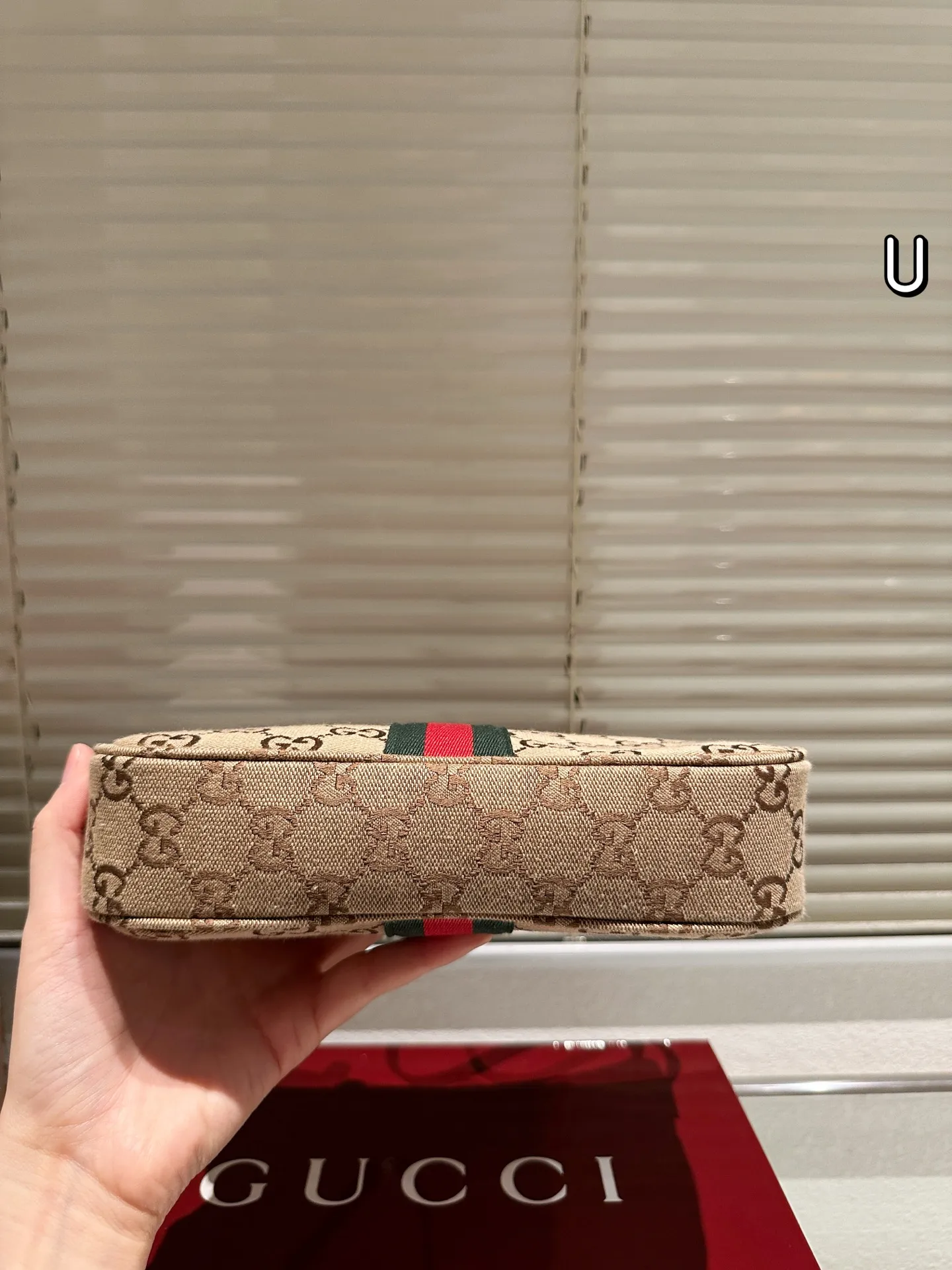 复刻版 P145 Gucci Demna系列迷你单肩包​​ 👜Gucci 迷你单肩包，深棕帆布+双G织带，红绿条纹超有辨识度！复古优雅，迷你尺寸轻便出行，手机钥匙都能装下✨。肩带可调节，单肩斜挎都OK，百搭又实用。灵感来自罗马经典建筑，细节精致，日常通勤或休闲都能轻松驾驭，是Gucci热门入门款，复古控必入！💼 尺寸23.14