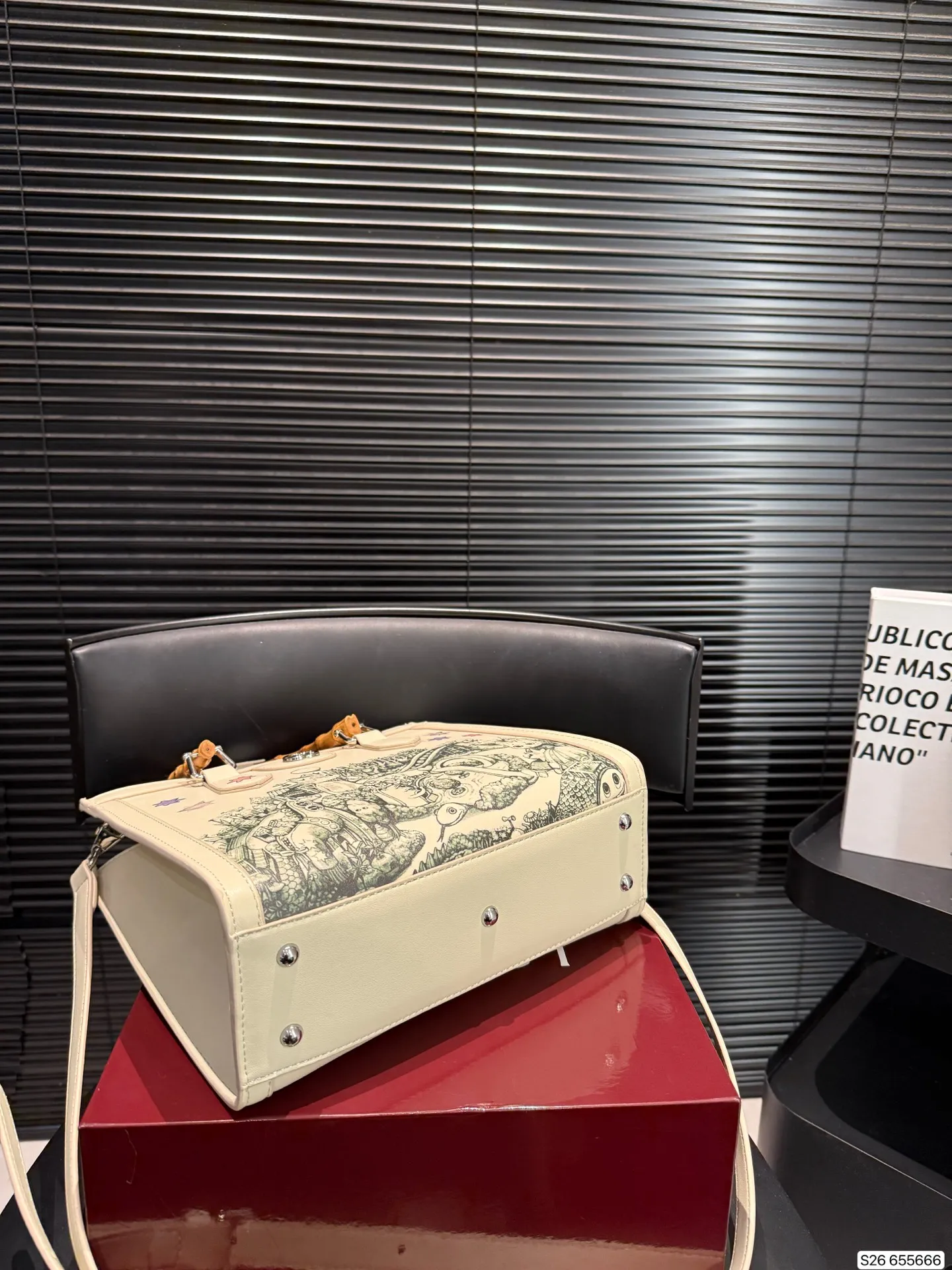 P180 配折叠盒子 酷奇 竹节手提Gucci Diana购物袋 最新系列，这个款复古韵味特别浓，对版五金 原版内里！上身效果也超赞，主要以精致特别的五金来提升整体质感。尺寸：27 24 货号655666