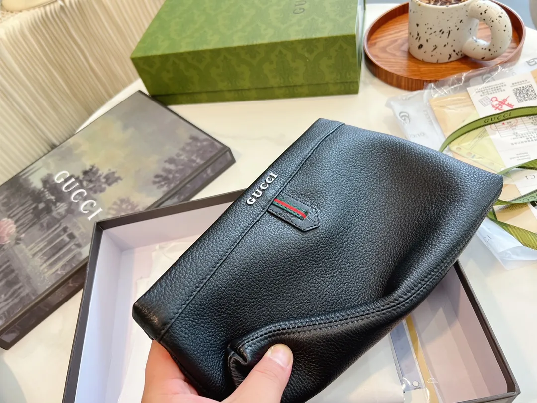 ❤️p115(礼盒包装)❤️牛皮 gucci 男士经典手包 细节实拍这个应该是古驰男士手拿包里面卖的最好的产品之一了第一是因为外表颜值~整体经典第二是因为大小宽度,非常能装东西 车钥匙、家里钥匙,大串大串地都没问题~日常办公材料啊甚至鼠标也是可以的! 性价比特别高~非常推荐!尺寸28.18