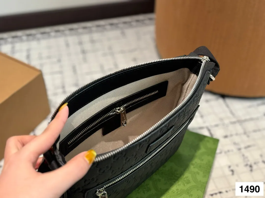 P165 配盒子 纯皮新款男士，很酷的LV男包来喽看起来十分时尚且年轻。斜挎也不显大当收纳空间真心不错，拿取东西时十分方便当肩带可以自由调节长度，任何身高都没问题 尺寸：23.16