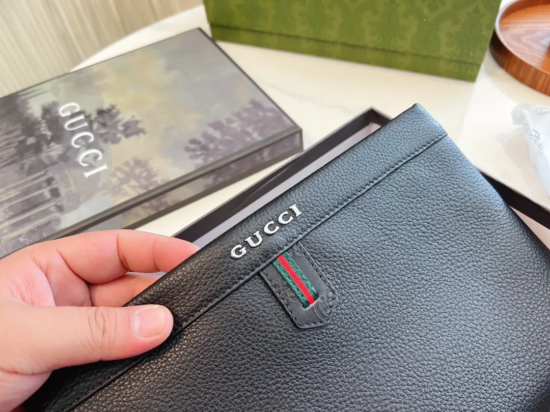 ❤️p115（礼盒包装）❤️牛皮 gucci 男士经典手包 细节实拍这个应该是古驰男士手拿包里面卖的最好的产品之一了第一是因为外表颜值~整体经典第二是因为大小宽度，非常能装东西 车钥匙、家里钥匙，大串大串地都没问题~日常办公材料啊甚至鼠标也是可以的! 性价比特别高~非常推荐!尺寸28.18