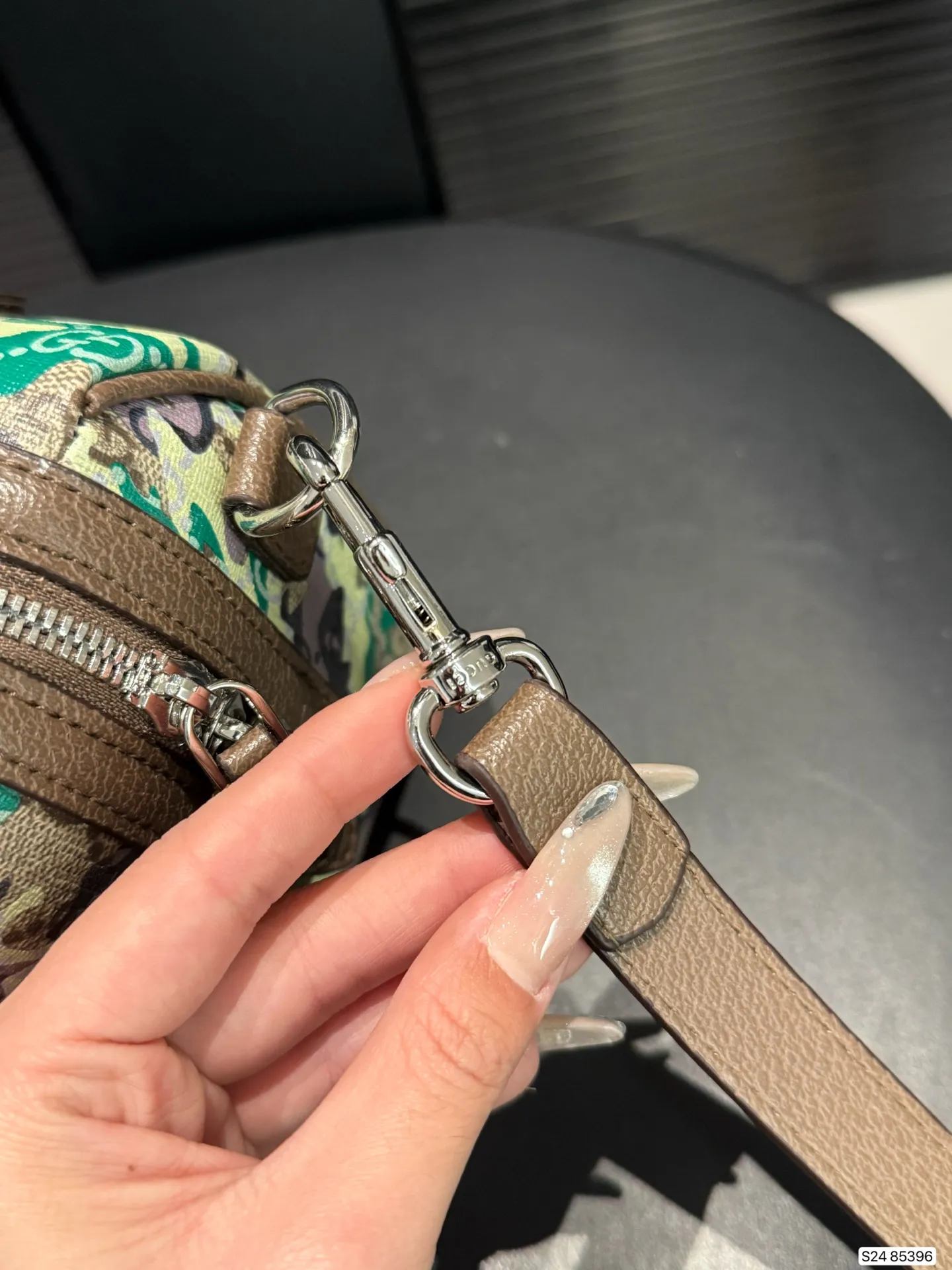 P170 Gucci迷彩GG波士顿包,包型小巧,拉链开合,日常通勤,休闲出街都超适合。是 Gucci迷彩系列热门单品,潮人出街必备! 尺寸85396 尺寸22 15