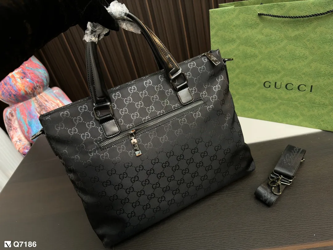 💰100 gucci 酷奇新款男包推荐 男包推荐: reverse eclipse Christopher ，nylon soft trunk, utility 邮差包。 目测爆款我觉得比女款更加简约.和潮流，女生也可以背哦，而且容量可 中国独家提前上市，大家快去联系你们的sales抢货吧 尺寸37.29cm