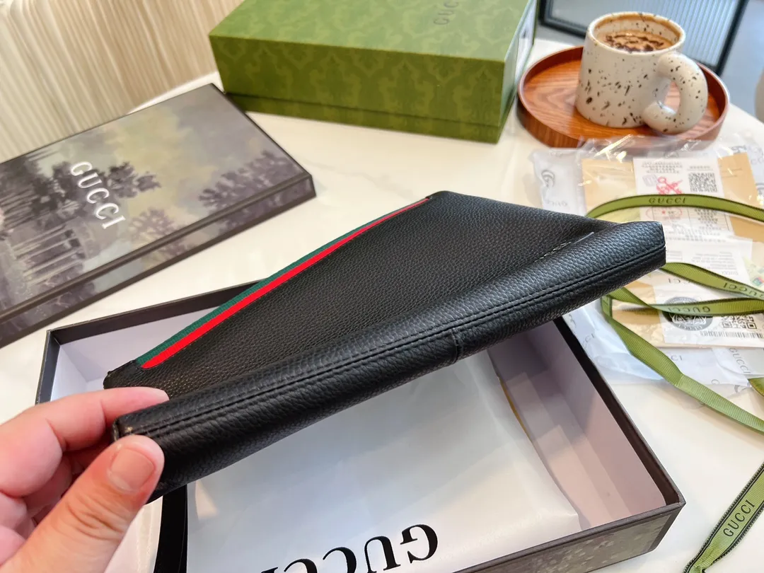 ❤️p150.(礼盒包装)❤️牛皮 gucci 男士经典手包 细节实拍这个应该是古驰男士手拿包里面卖的最好的产品之一了第一是因为外表颜值~整体经典第二是因为大小宽度,非常能装东西 车钥匙、家里钥匙,大串大串地都没问题~日常办公材料啊甚至鼠标也是可以的! 性价比特别高~非常推荐!尺寸28.18