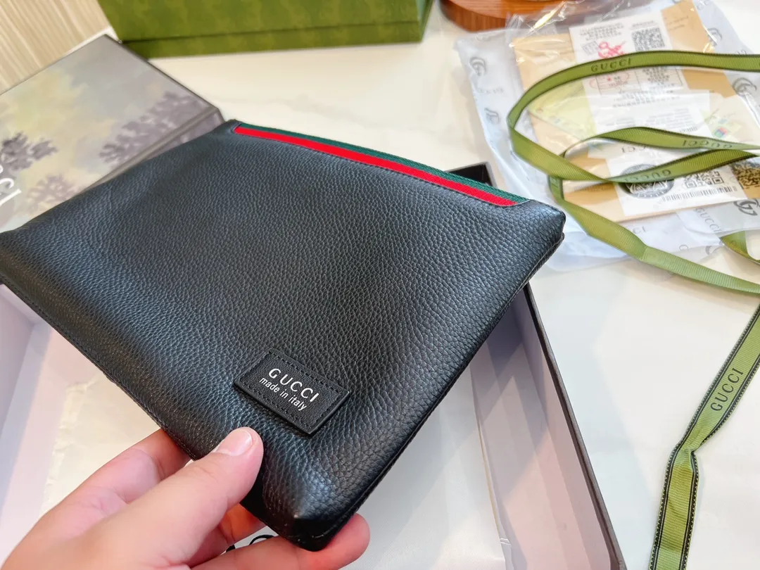 ❤️p150.(礼盒包装)❤️牛皮 gucci 男士经典手包 细节实拍这个应该是古驰男士手拿包里面卖的最好的产品之一了第一是因为外表颜值~整体经典第二是因为大小宽度,非常能装东西 车钥匙、家里钥匙,大串大串地都没问题~日常办公材料啊甚至鼠标也是可以的! 性价比特别高~非常推荐!尺寸28.18