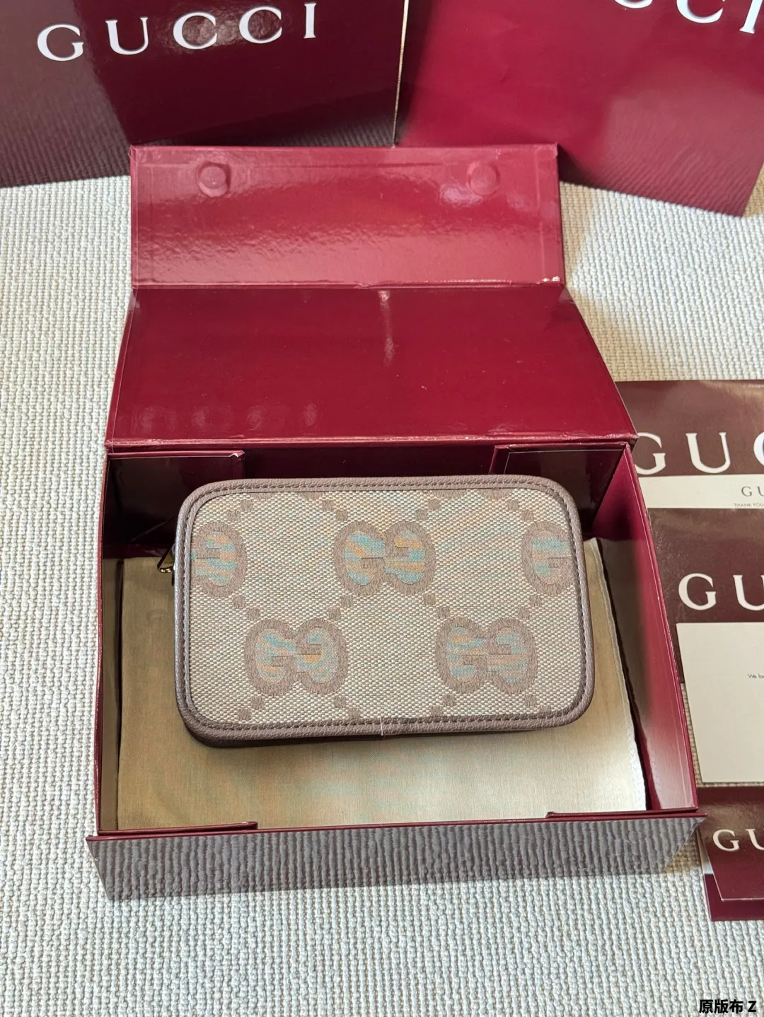 复刻版 原版布 p170 Gucci Ophidia 相机包 配原版乌木色二层牛皮~这个款复古韵味特别浓,对版五金 原版内里!上身效果也超赞,主要以精致特别的五金来提升整体质感。size 22 15 配飞机盒全套包装