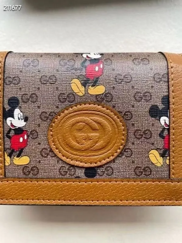 💰105包邮‼️ 原版品质 对花整齐🔥🔥##款号:602534# 米奇为这款GG钱包增添灵动之气,浅棕色皮革滚动细节接一步营造复古风,富有传奇迪斯尼金典形象已彩色绣花、刺绣贴饰或提花图案💐💐尺寸: 11*8.5*2.5