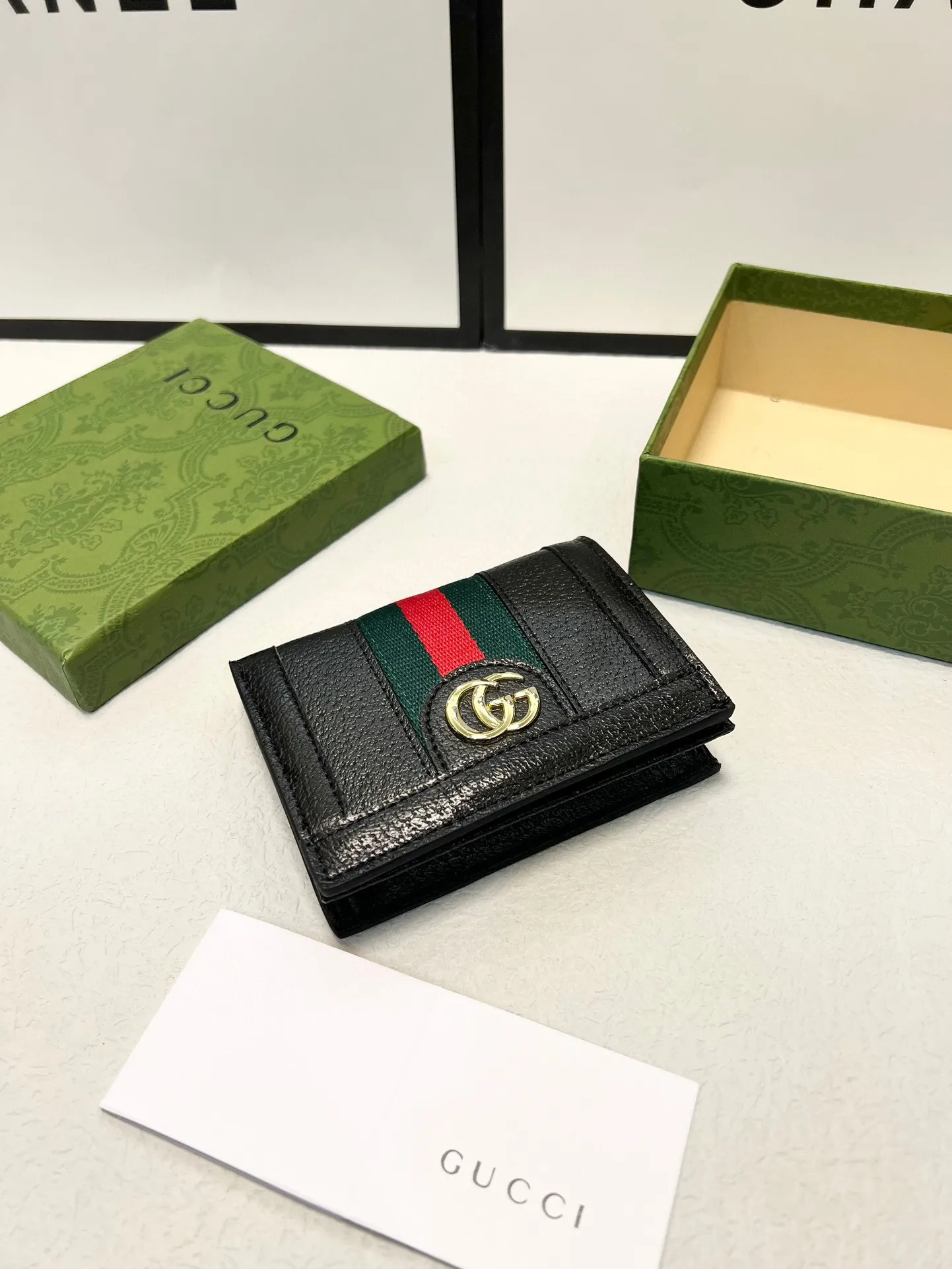 P95🎀🎀颜色 黑🎀尺寸 11x8.5🎀 【# gucci #】原单品质🇮🇹,品牌的标志性织带提升了整体的设计感。Ophidia 系列是GUCCI标志性与复古造型巧妙融合的典范之作,高贵小巧双G图案令卡包呈现不凡魅力