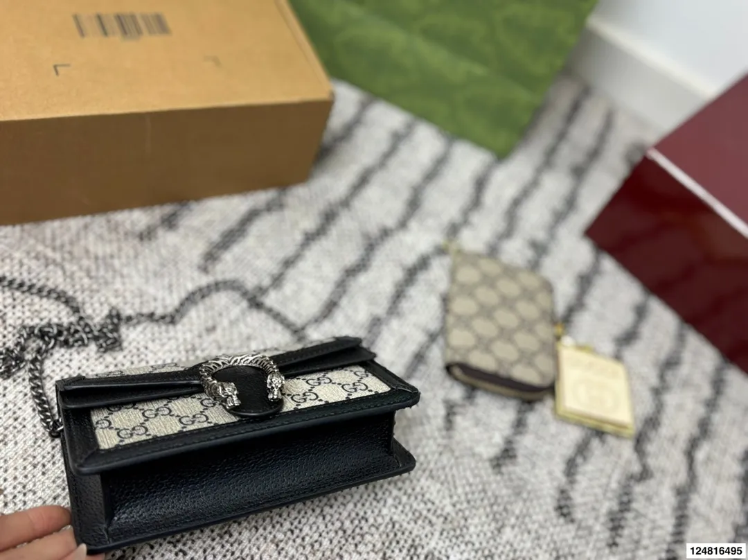 p165 配折叠礼盒 Gucci 新配色 燕麦色 Nano 酒神 新品 Zp售价¥27,400 如果包包只能选一个你们就买这个迷你酒神就可以了 我给你们种草图 看看他有多a多飒 女孩的本命包 复古系列更让年轻女孩们心动💓 装不了东西没关系 好看就行了!! 尺寸:17*10