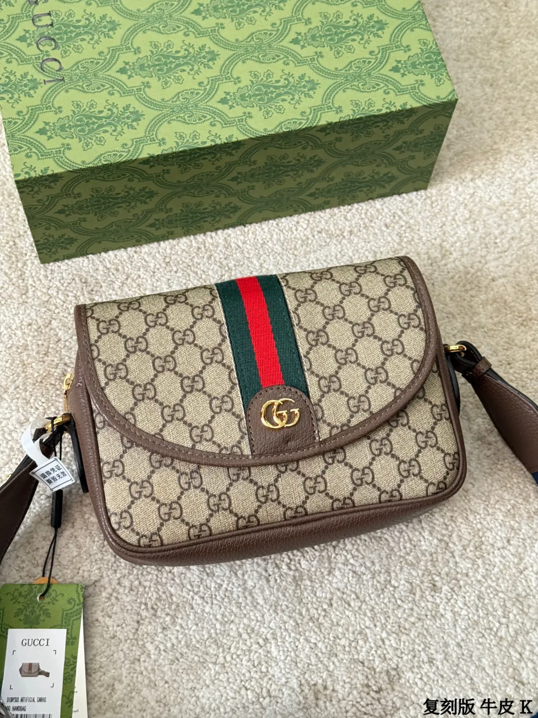 复刻版 牛皮 p195 Gucci GG Supreme帆布单肩包 sGucci GG Supreme帆布单肩包,经典双G老花帆布+棕色皮革饰边,复古又时髦艹。肩带是红绿蓝织带,点缀金属铆钉,超有个性!尺寸适中,通勤休闲都OK,拉链开合更安全。GG Supreme帆布耐磨防水,百搭不挑衣服,时尚实用两不误~ 尺寸 22 15cm