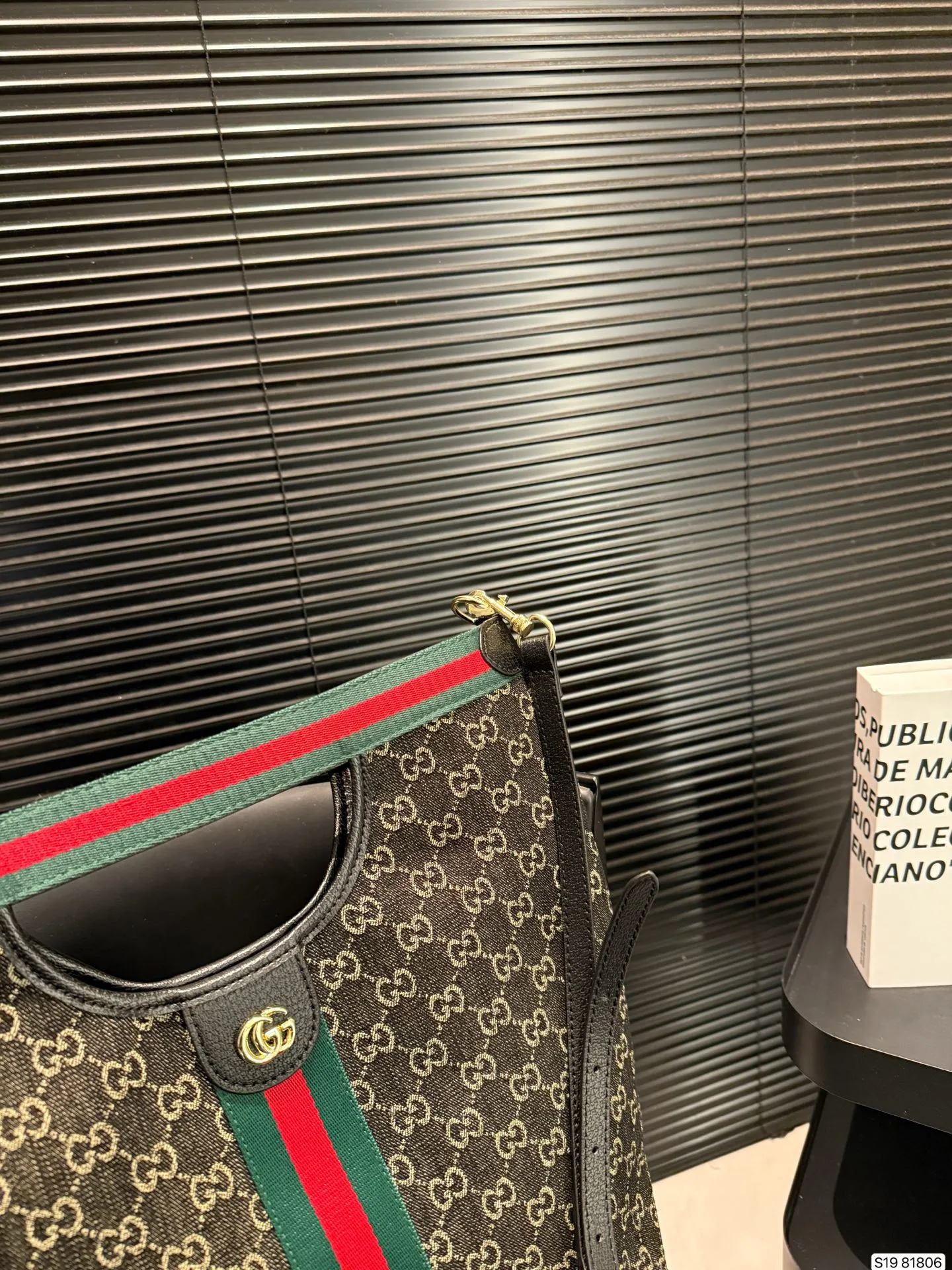 P145 酷奇 闭眼都能入手的包包| 托特包 可手提可单肩 真的是闭着眼都能冲的款式! 尺寸:30 39 货号81806