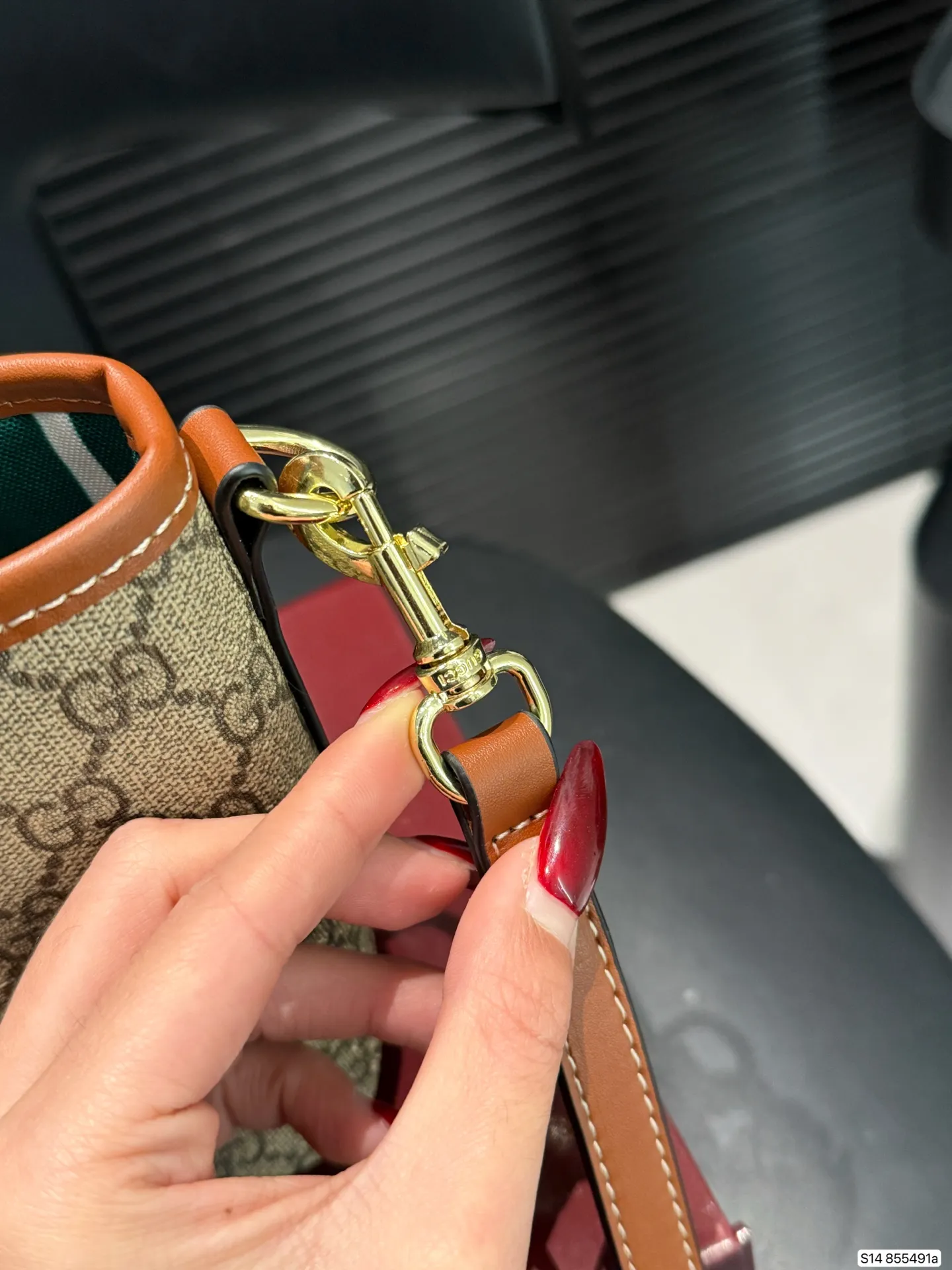 P120 配盒子酷奇 Gucci新出的小可爱! gucci mini Emblem 自带一个长肩带还可以斜挎手拎起来也好可爱! 尺寸20 14 货号855491