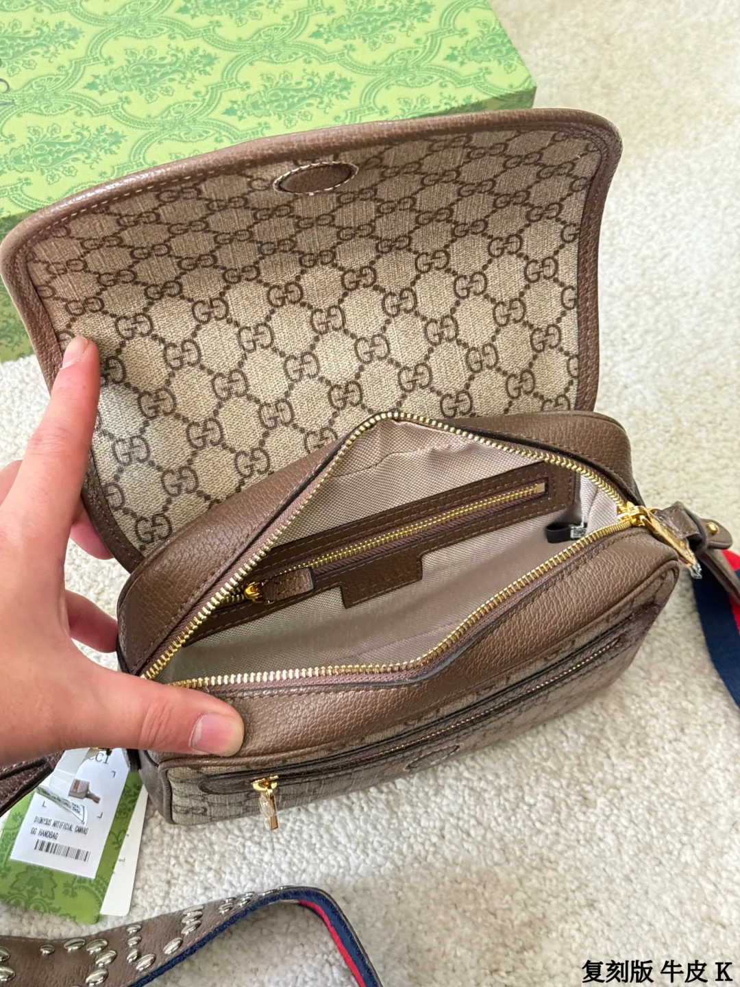 复刻版 牛皮 p195 Gucci GG Supreme帆布单肩包 sGucci GG Supreme帆布单肩包,经典双G老花帆布+棕色皮革饰边,复古又时髦艹。肩带是红绿蓝织带,点缀金属铆钉,超有个性!尺寸适中,通勤休闲都OK,拉链开合更安全。GG Supreme帆布耐磨防水,百搭不挑衣服,时尚实用两不误~ 尺寸 22 15cm