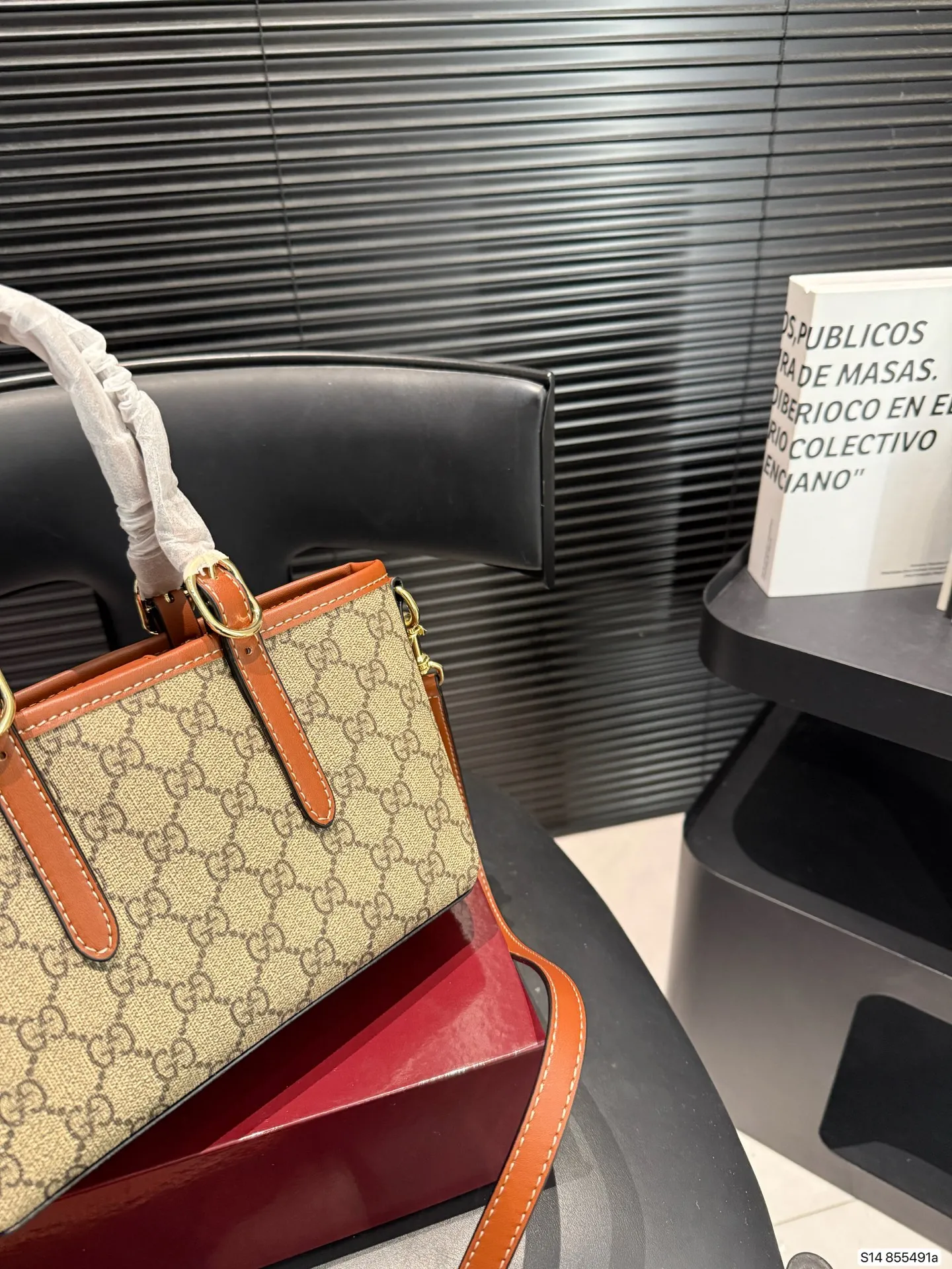 P120 配盒子酷奇 Gucci新出的小可爱! gucci mini Emblem 自带一个长肩带还可以斜挎手拎起来也好可爱! 尺寸20 14 货号855491