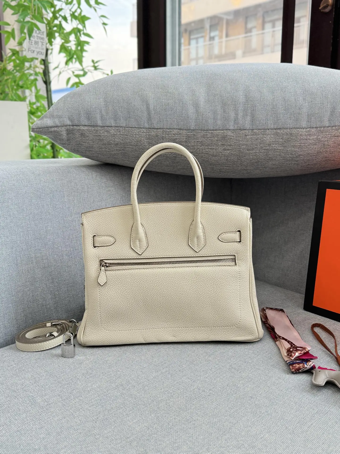 头层牛皮大💰285 头层牛皮小💰265 size:30×21.5/25×19 HERMES爱马仕 Birkin 机车摇滚风 铂金包手提包 荔枝纹 复古灵魂!口袋拉链牛皮铂金包超迷人 被我挖到宝了!这款中古款口袋拉链头层牛皮铂金包,满满的岁月韵味。 头层牛皮柔软又耐磨,纹理尽显质感。独特口袋拉链设计,方便实用还增添设计感。 背上它,瞬间变身复古女郎,日常通勤、约会出街,轻松成为焦点,简直是提升气质的神器。