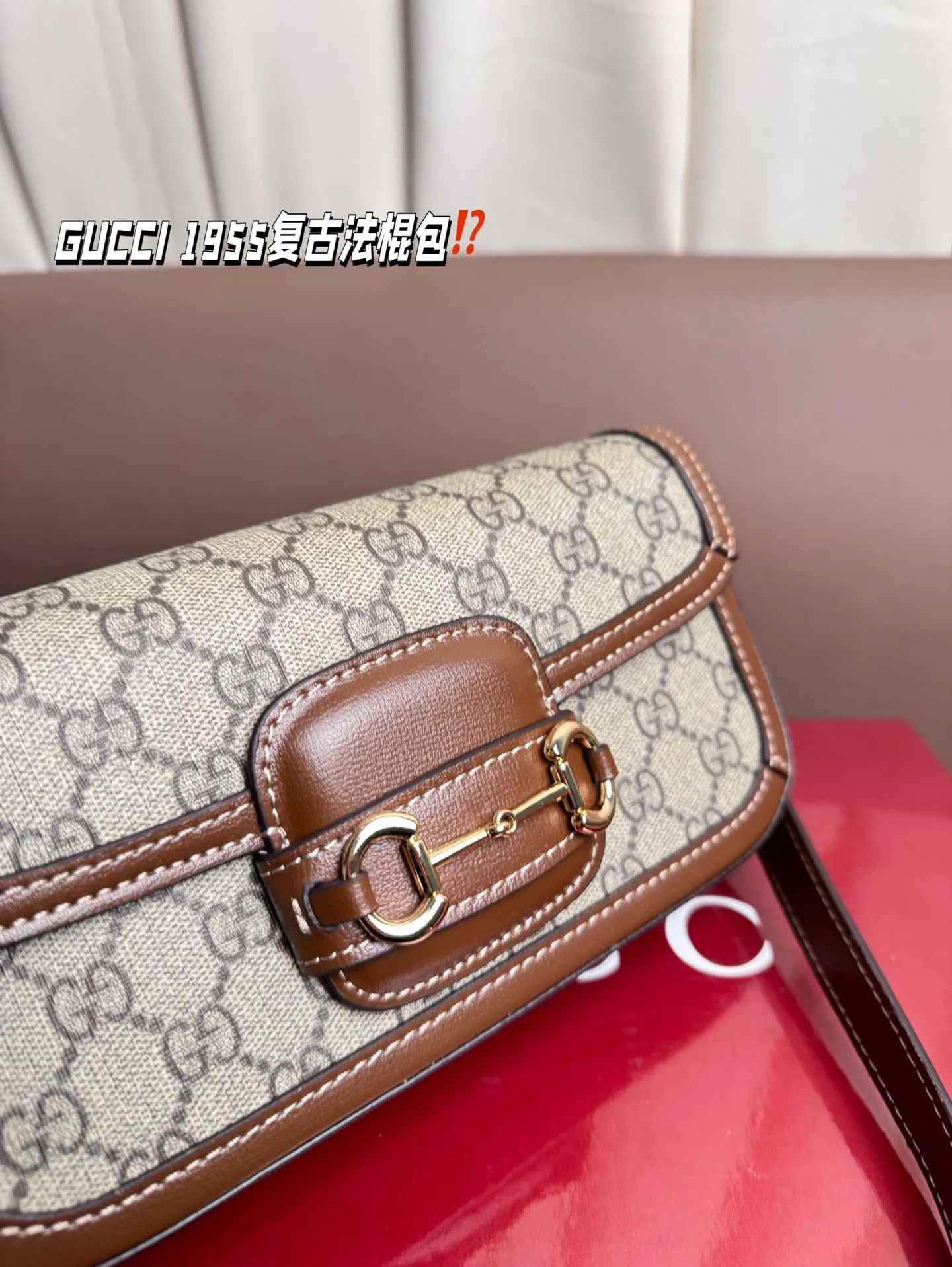 P190 GUCCI 1955复古法棍包。 GUCCI 1955家族又新填一位新成员在原有的经典马鞍包设计上等比例缩小定型包工艺显得更加小巧精致 配了一根超美的双Glogo金色链条尽显复古摩登之美 尺寸23*13