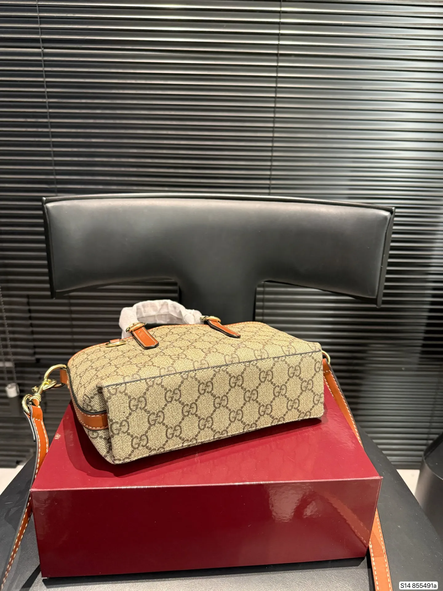 P120 配盒子酷奇 Gucci新出的小可爱! gucci mini Emblem 自带一个长肩带还可以斜挎手拎起来也好可爱! 尺寸20 14 货号855491