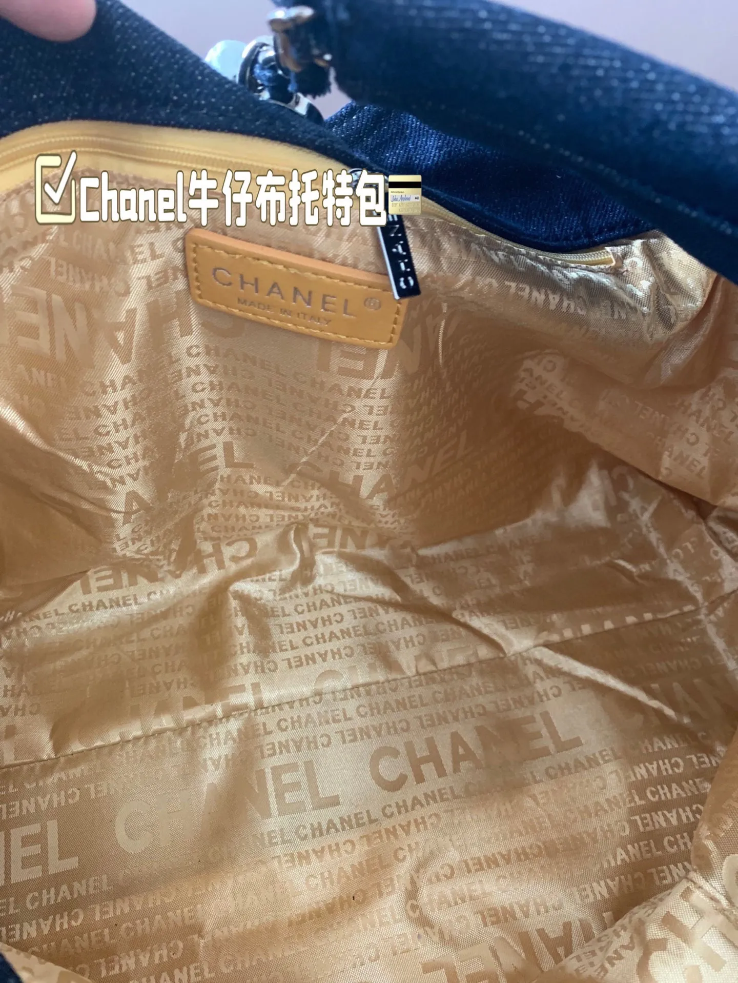 P180 Chanel这款蓝色牛仔布托特包真的绝了 容量超大!日常通勤完全够用课本、笔记本、化妆包统统装得下学生党上班族都能背真的是实用又好看!尺寸37*25
