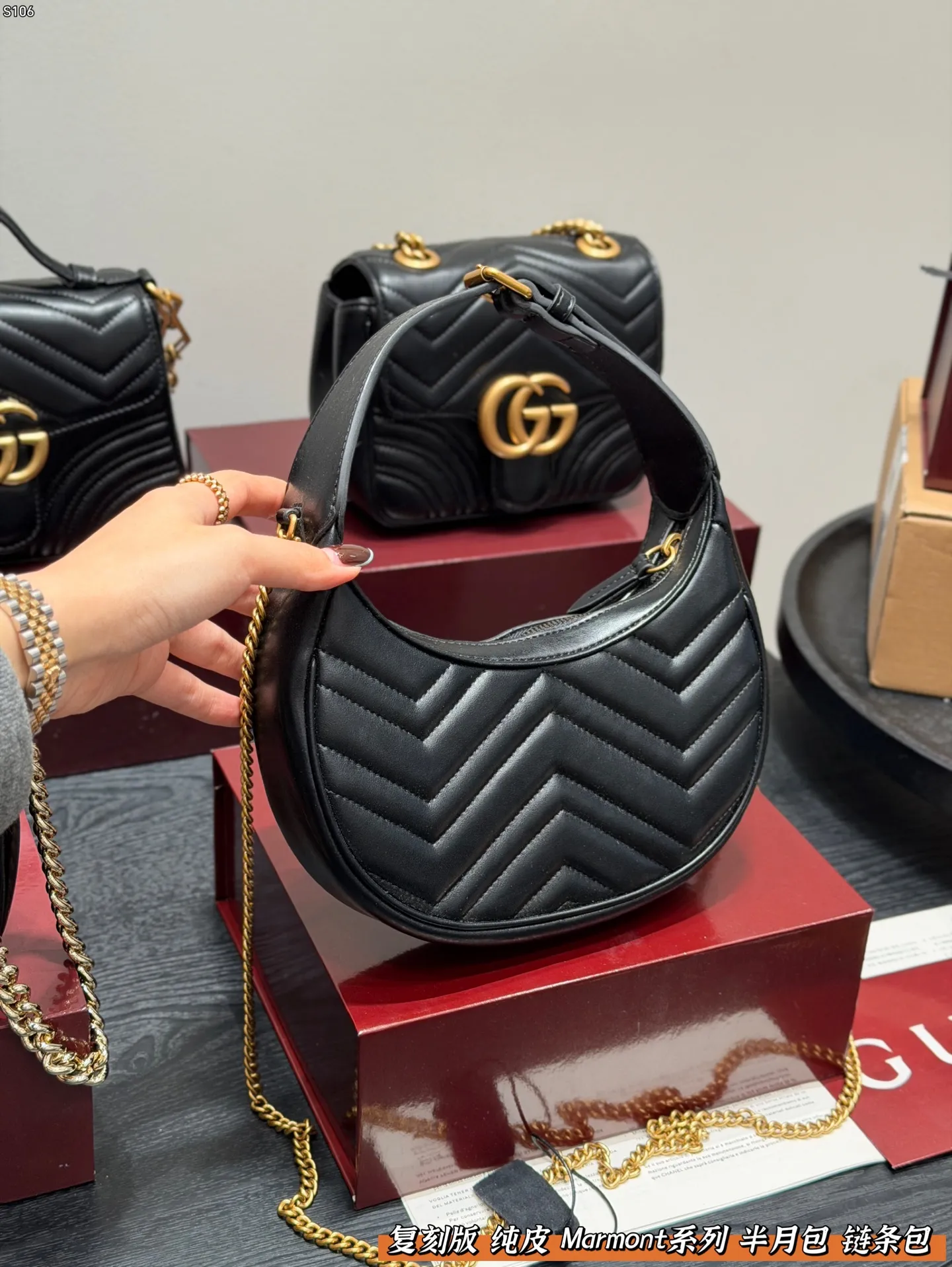 P160 全套礼盒包装 复刻版 牛皮版本！ Gucci Marmont 黑金半月包腋下包新月形设计！woc 链条包 配以双G金属配件。 可滑动链条肩带有多种背法， 可在肩背和手提之间自由转换。 采用波浪纹绗缝皮革， 尺寸 21.5*11cm